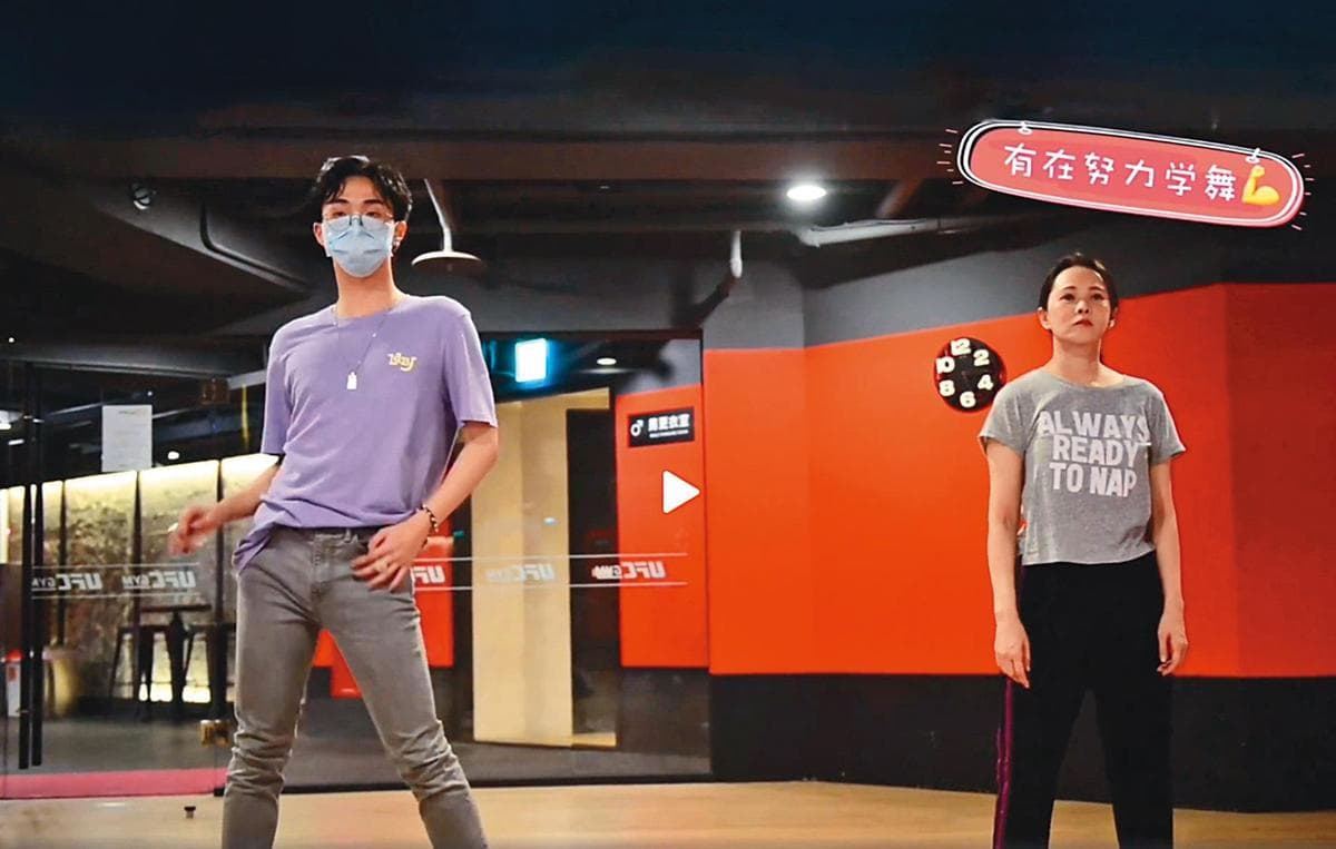 小哈利與爸媽的感情都很好,之前幫媽媽伊能靜編舞,令網友大為驚艷。(翻攝自伊能靜微博)
