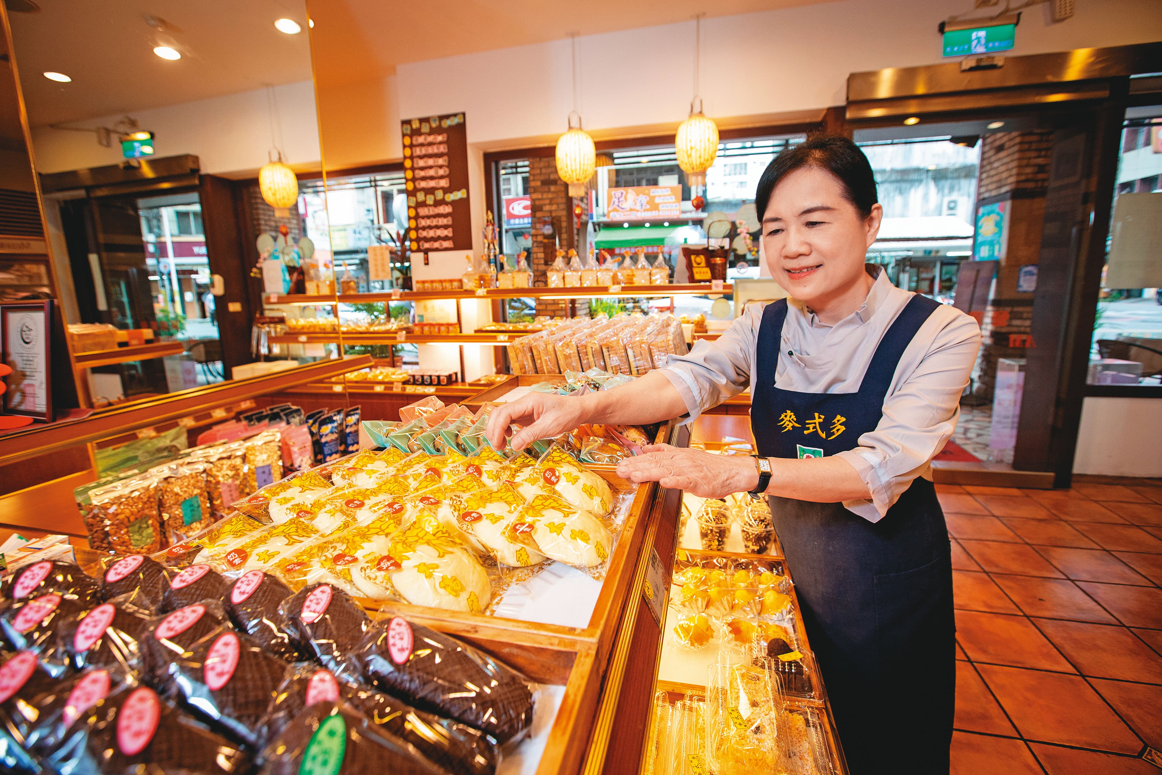 夫妻倆經營麥式多歐式麵包店，林素珍負責外場，店裡也販售不少傳統台式點心、糕餅。