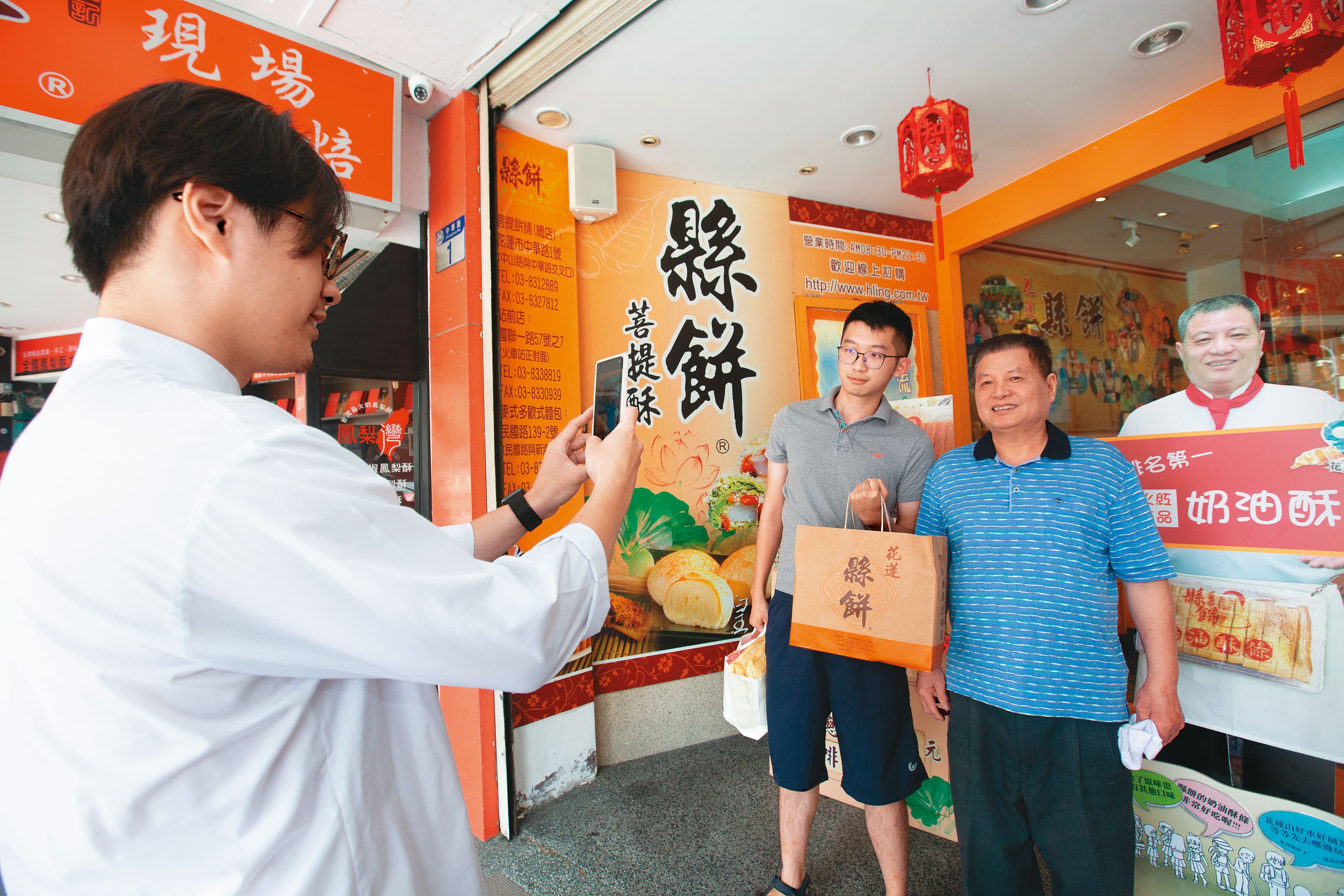 顧客賴先生（右2）見到劉進立（右1）本尊，興奮地要求合照。
