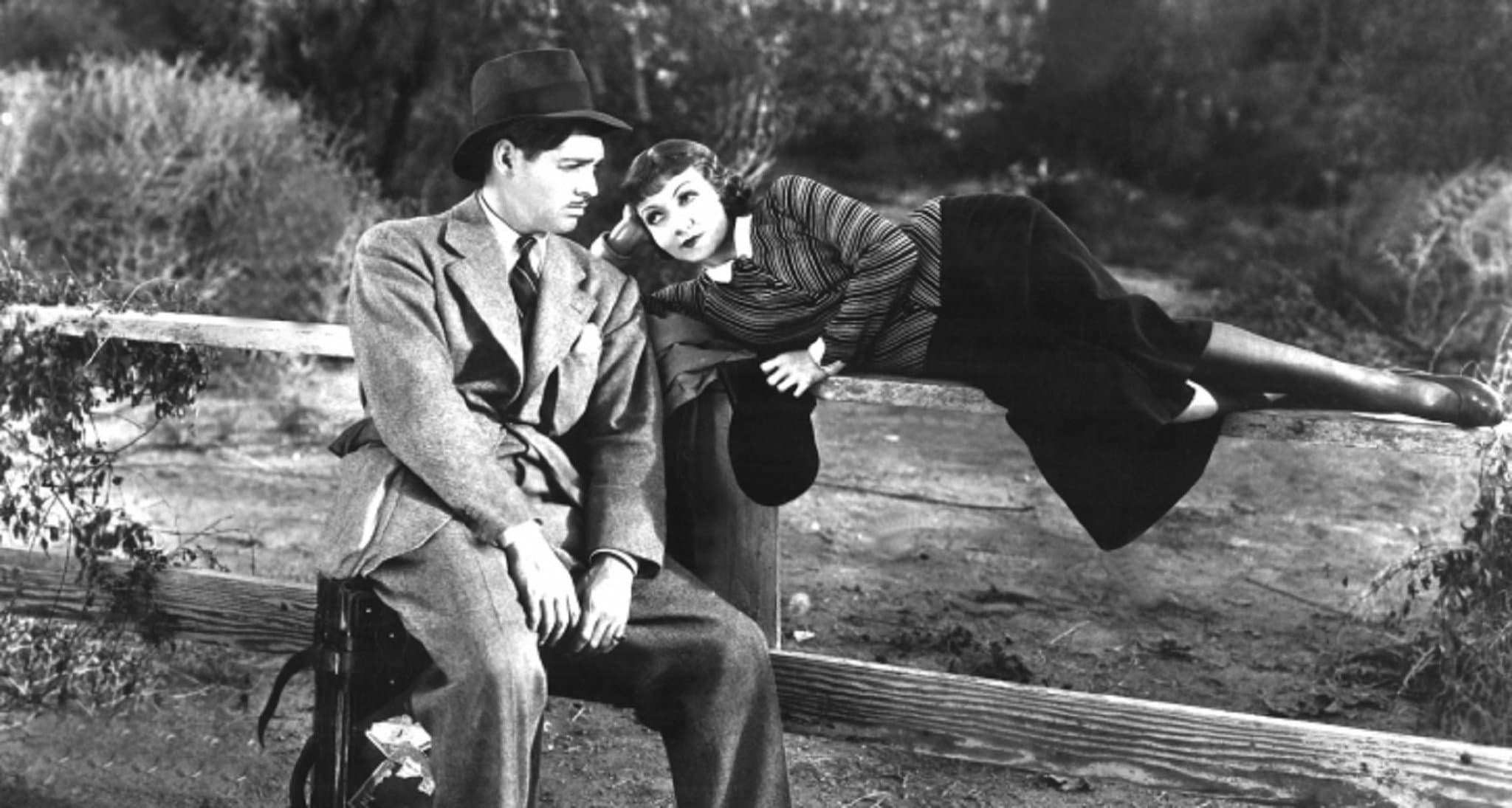 1934年的《一夜風流》男女主角克拉克蓋博與克勞黛考爾白衣衫完整卻不停曖昧挑逗，這種拍攝手法成為後世許多愛情片的參考模板。（網路圖片）