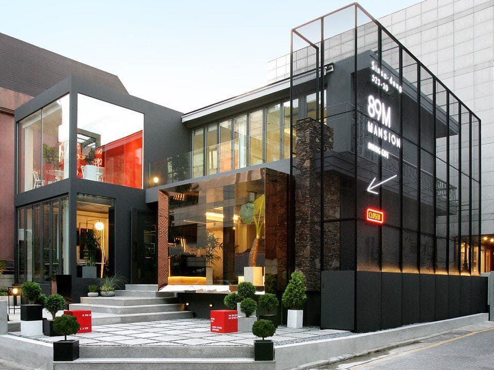 89mansion咖啡店位於首爾新沙洞。（翻攝自89mansion IG）