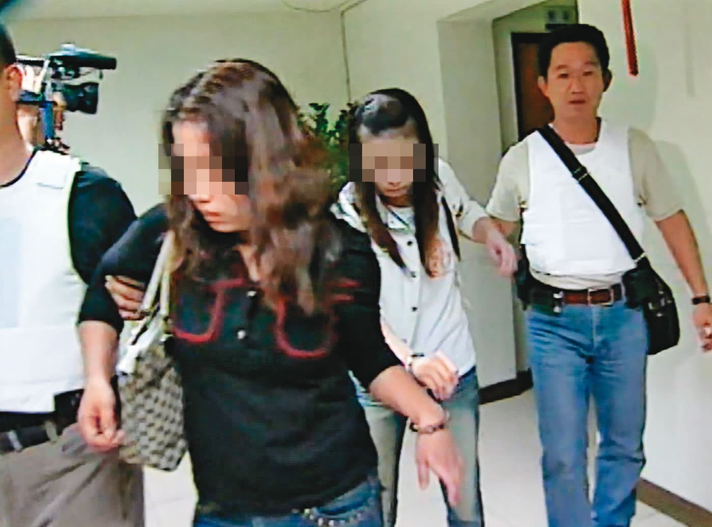 警方監聽主謀與妻子（黑衣女）的電話，掌握他回國時間，將人逮捕。（東森新聞提供）