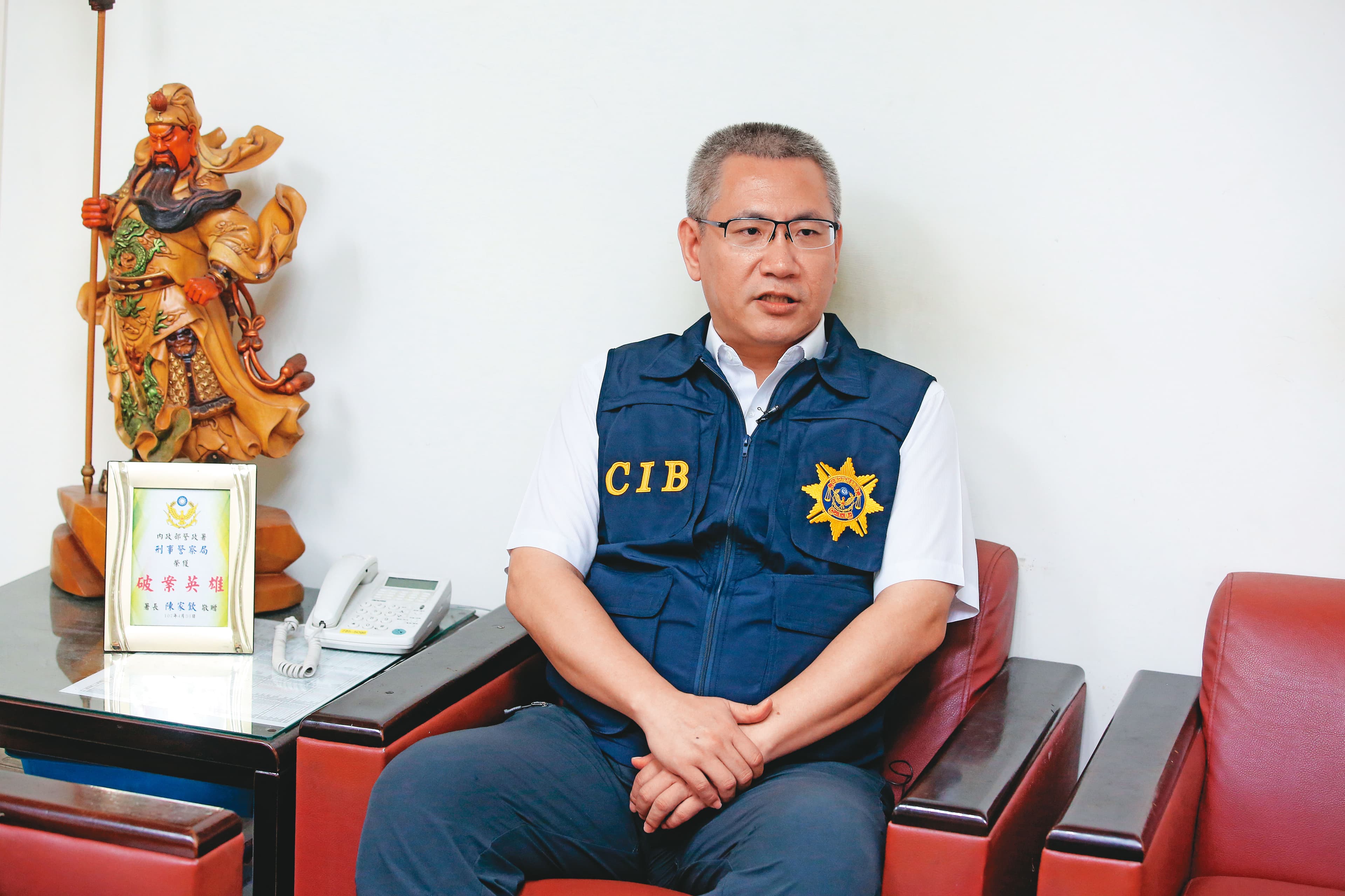 承辦隊長吳柏羲（圖）說，老農之子阿成靠詐騙發橫財，引人覬覦，禍延老父。