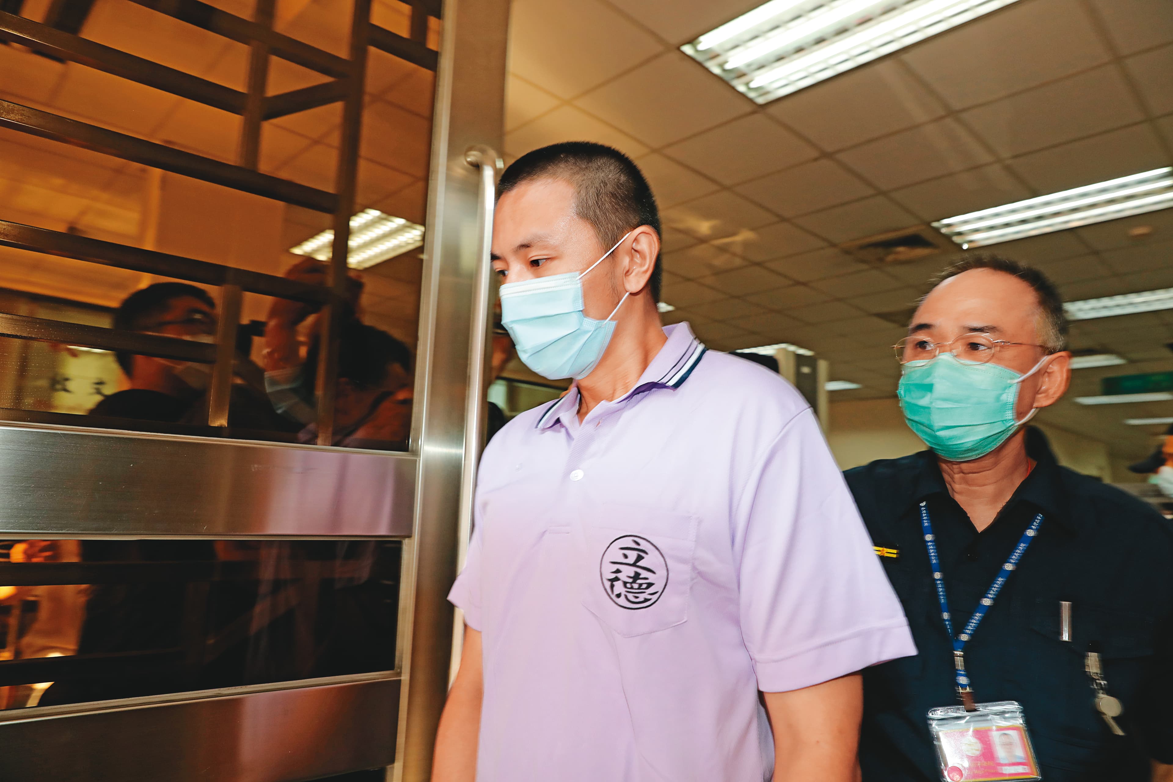 梁姓凶嫌（前）弒母斷頭獲判無罪，當他步出法院，對於媒體詢問對判決看法時，始終不發一語。