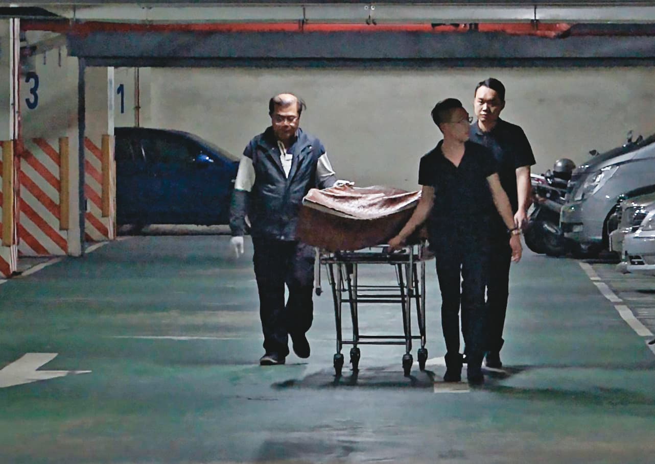 梁母慘遭愛子殺害，遺體交由家屬及葬儀社人員處理。