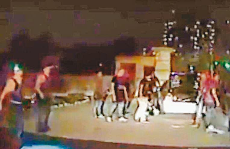 桃園八德2016年發生鬥毆命案，被告多被依殺人罪重刑，1名少年卻被改依傷害罪判刑6個月，也是由陳筱珮合議庭宣判。（翻攝畫面）