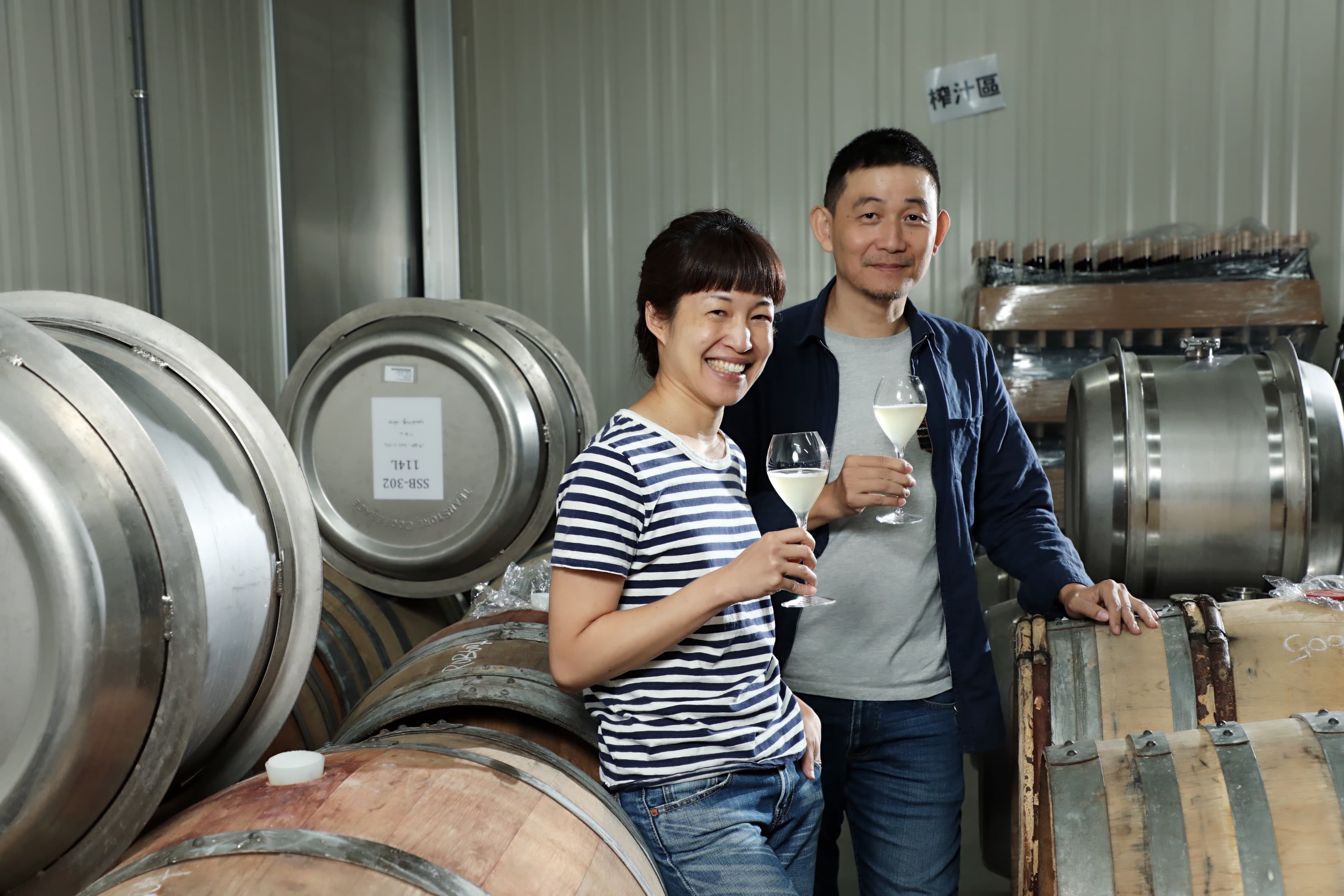 經由葡萄酒專家林裕森（右）的建議，威石東執行長楊仁亞（左）開始以鮮食葡萄釀酒。