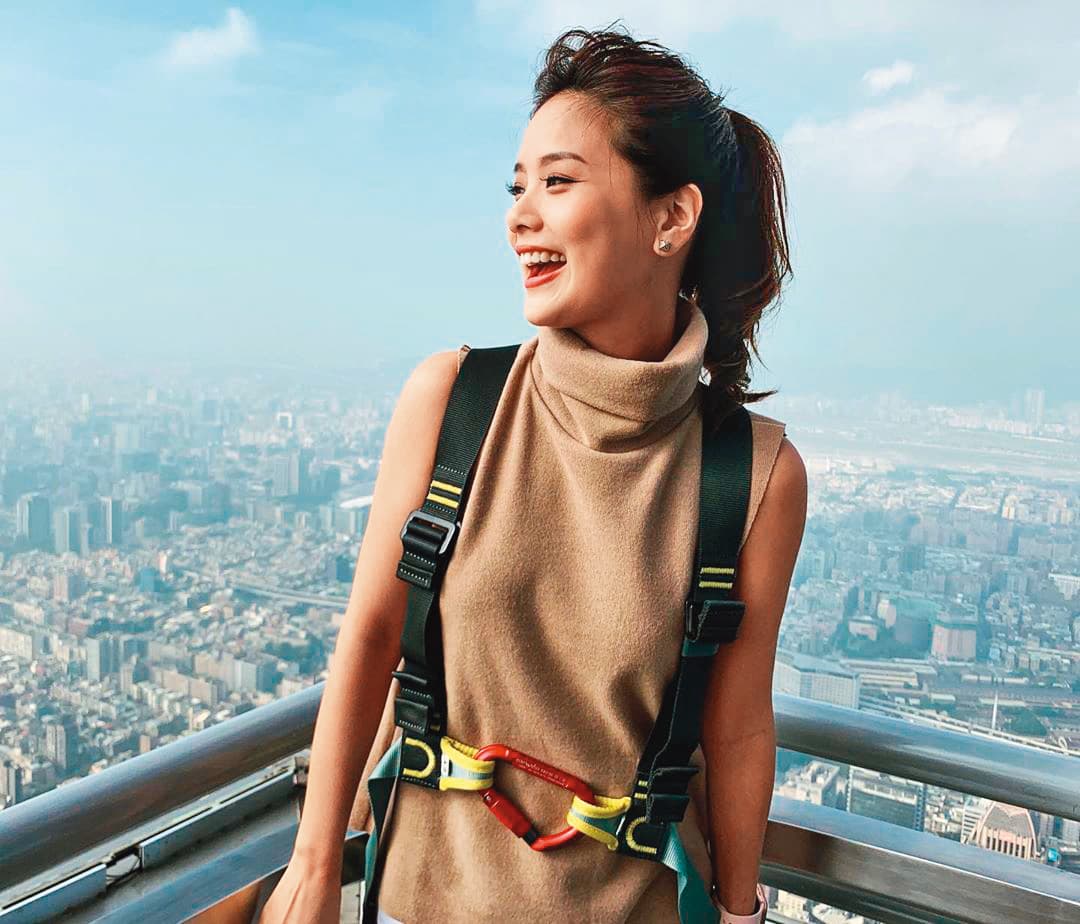 朵朵姐姐今年32歲，曾表示家人不贊成她在演藝圈發展，希望能早日結婚生子。（翻攝自朵朵臉書）