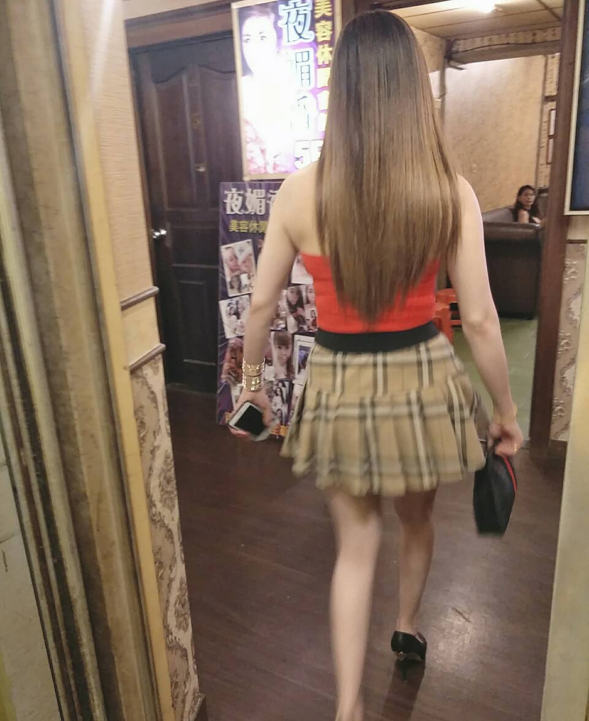 被指為高雄大淫窟的七賢一路大樓內，從事性交易女子穿梭其中。（讀者提供）