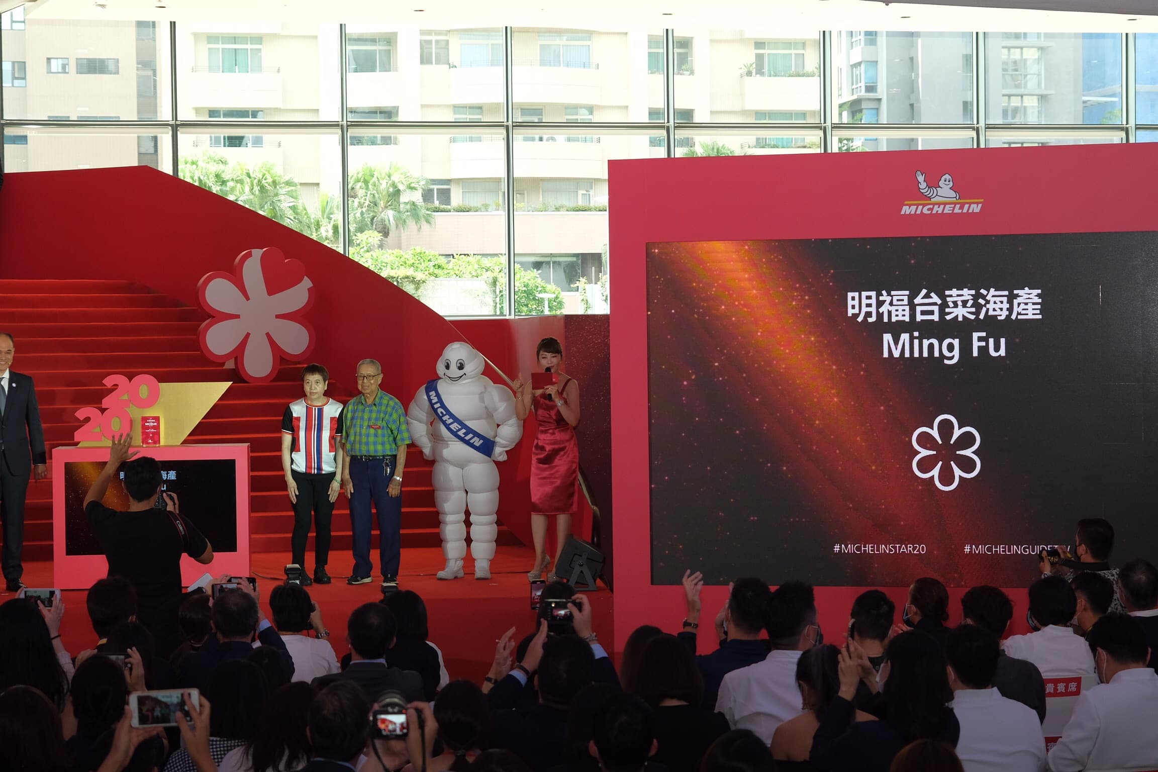 台北明福餐廳的阿明師（右）與阿珠姐（左）也特地到台中領獎。