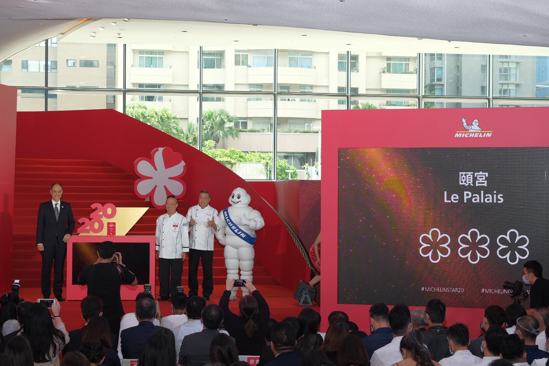 台北頤宮的兩位主廚陳泰榮和陳偉強也到台中領獎。