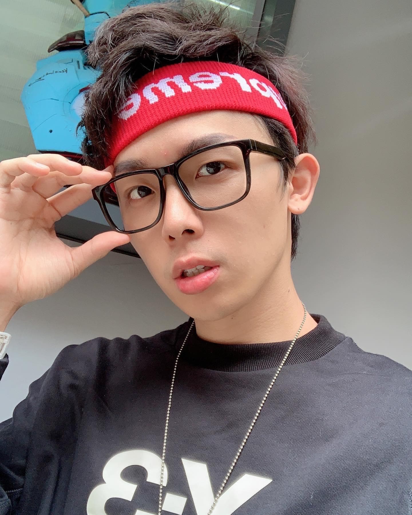 酷炫大學時期就不斷尋找舞台，雖然不被看好，但他不放棄。（翻攝自酷炫臉書）