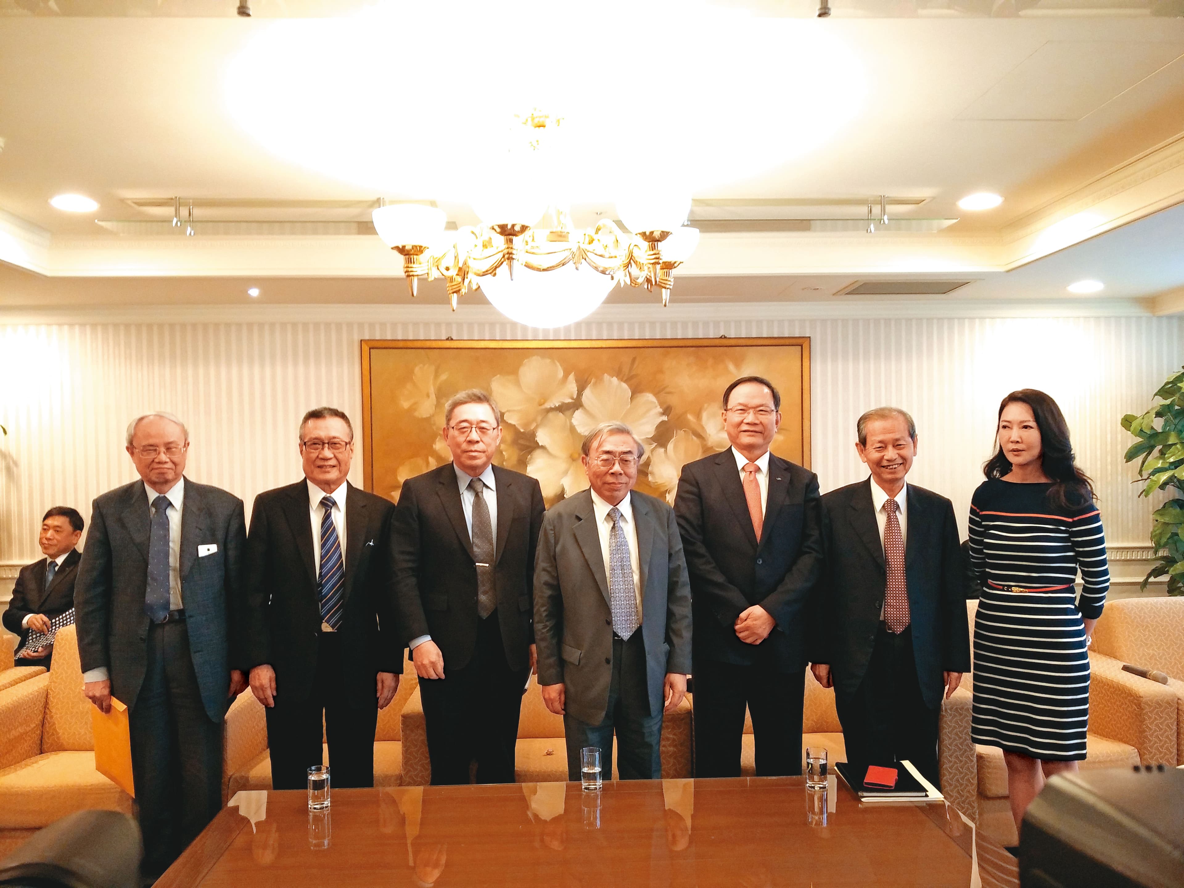 台塑第2代7人小組，總裁王文淵（中）考量未來營運需求，日後擴編成9人決策小組。