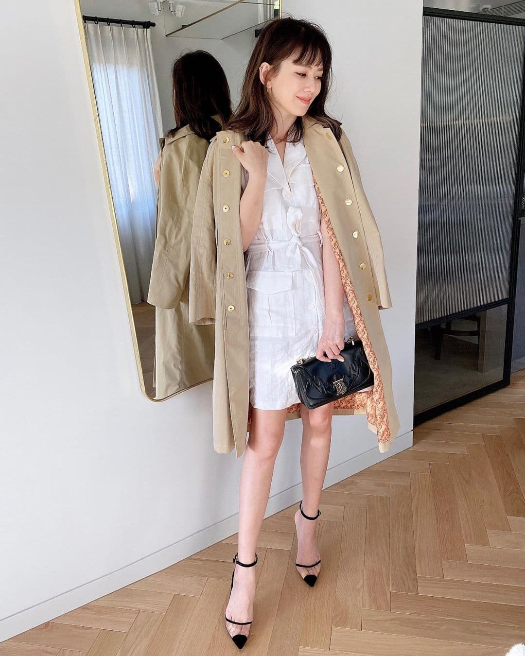 Melody準備出門的look，以BURBERRY風衣裝扮自己。（翻攝自Melody IG）