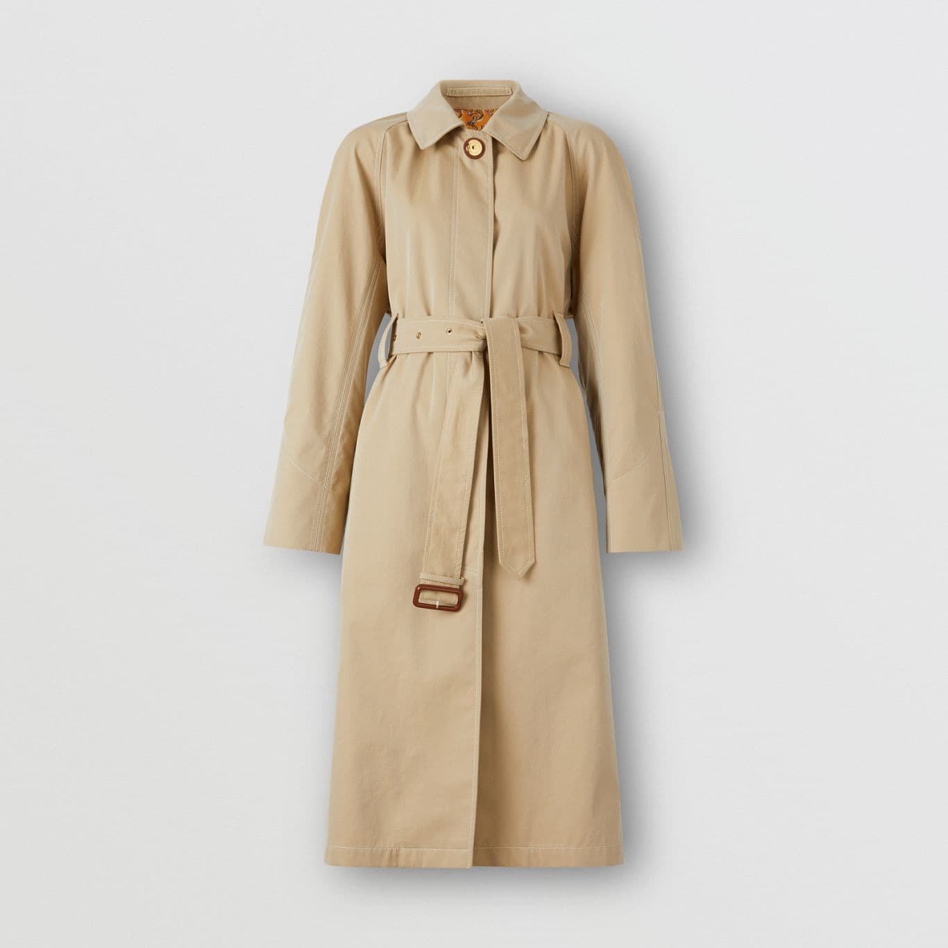 蜜金色Gabardine中長大衣 NT$79,000。（BURBERRY提供）