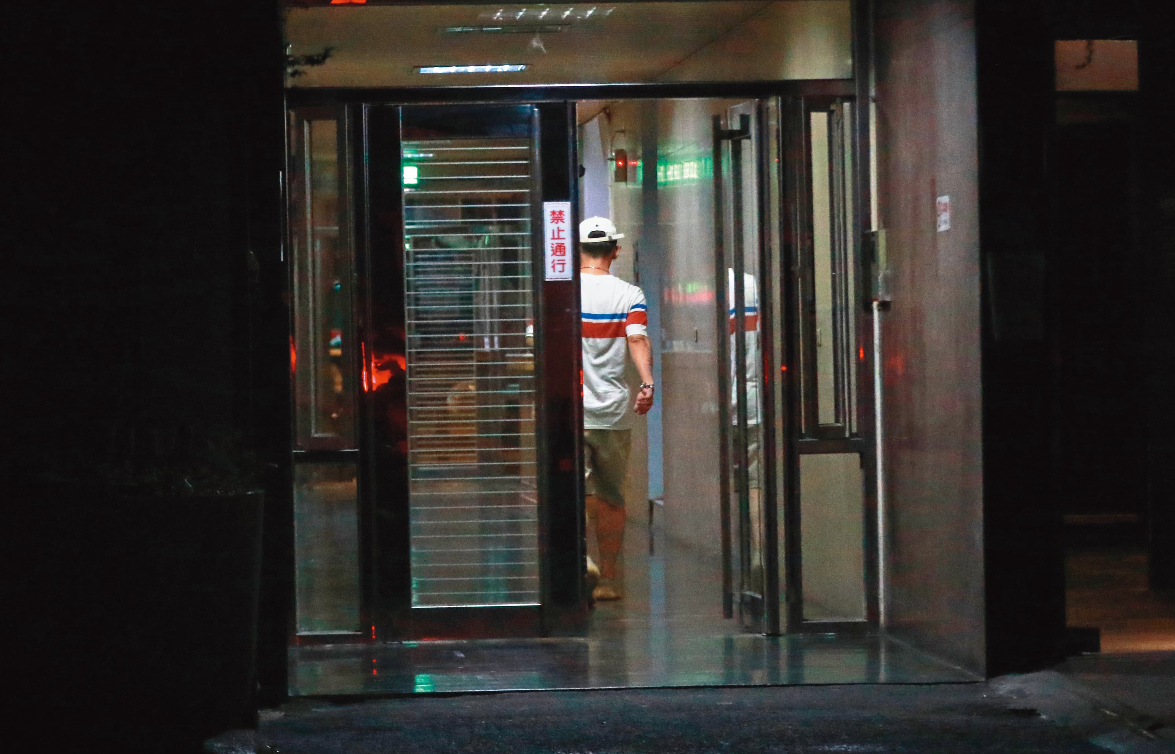 8/23 00:52，大隸走回家，在家與何妤玟約會，他較無家累，約起會來也比較輕鬆愉快。