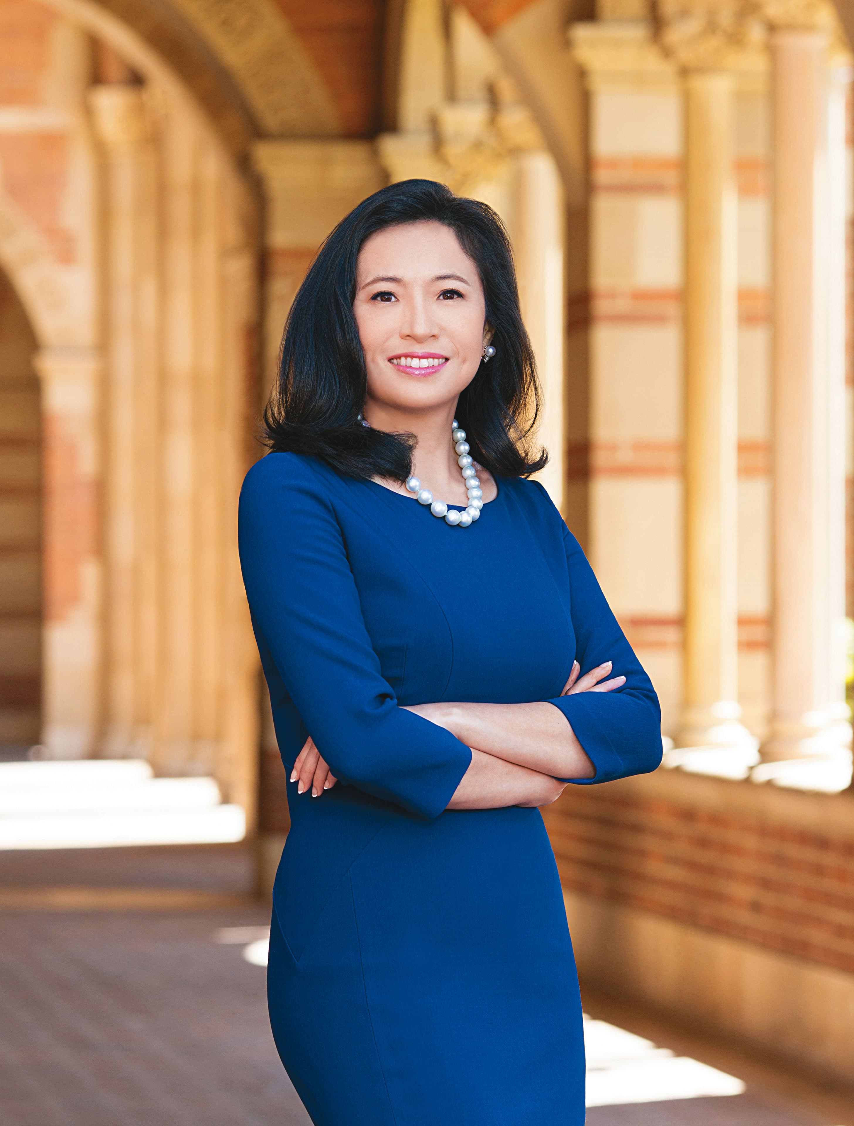 王范文華身兼母校美國洛杉磯大學董事，為校募款保障弱勢學生受教權。（王范文華提供）