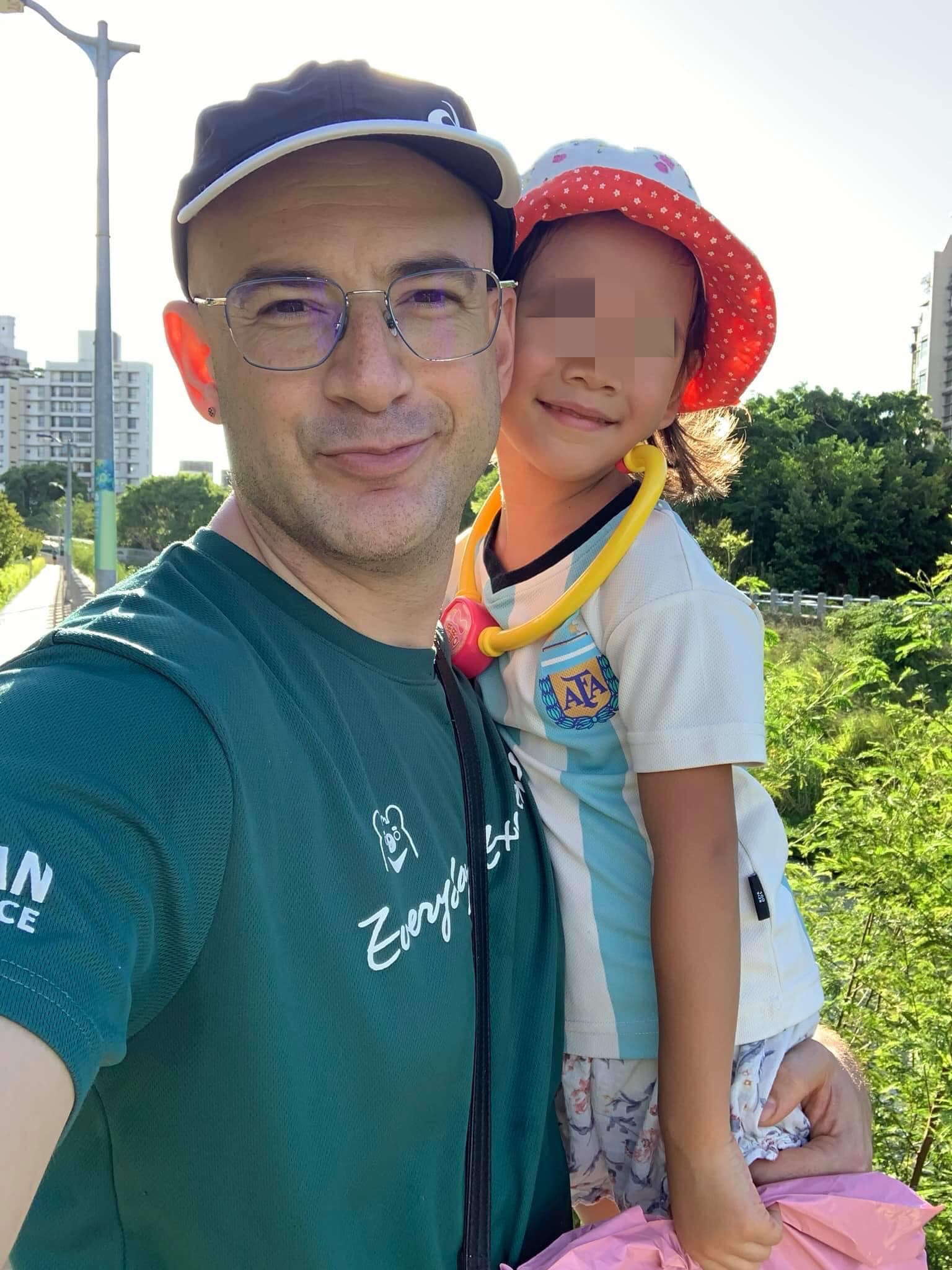 吳鳳大女兒的成熟懂事，讓他相當驚訝，發現小孩比他想像中厲害多了。（翻攝自吳鳳臉書）