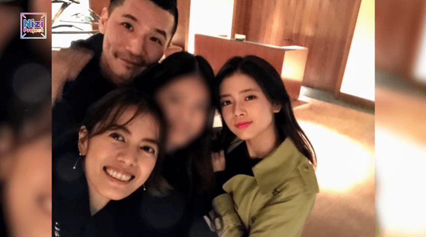 Zeebra（後）和模特兒老婆中林美和（左）的愛女里茉今年成為JYP新人女團「NiziU」成員，母女高顏值引發網友討論。（翻攝Nizi Project Youtube畫面）