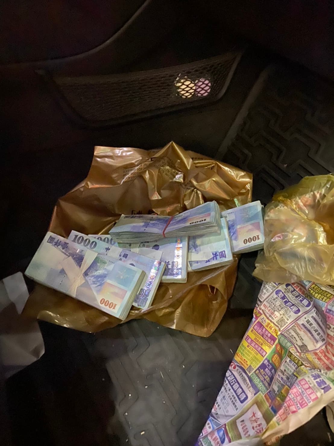 百萬奧迪自小客車中搜出106萬現金贓款。（翻攝畫面）