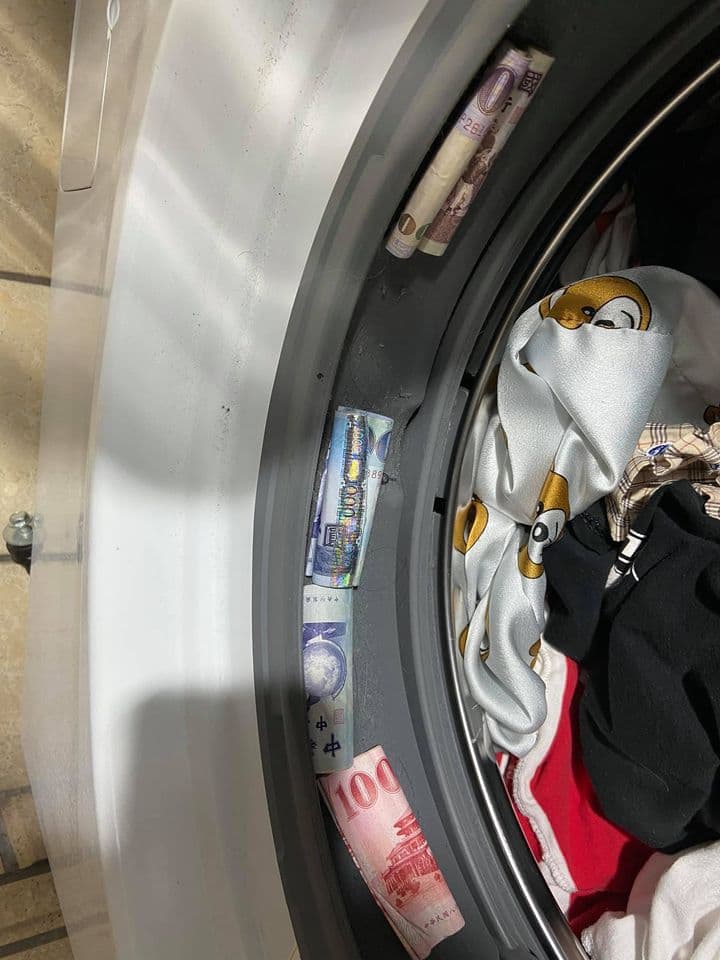 原PO再度發文，這次滾筒洗衣機裡撿到2,600元。（翻攝自臉書爆怨公社）