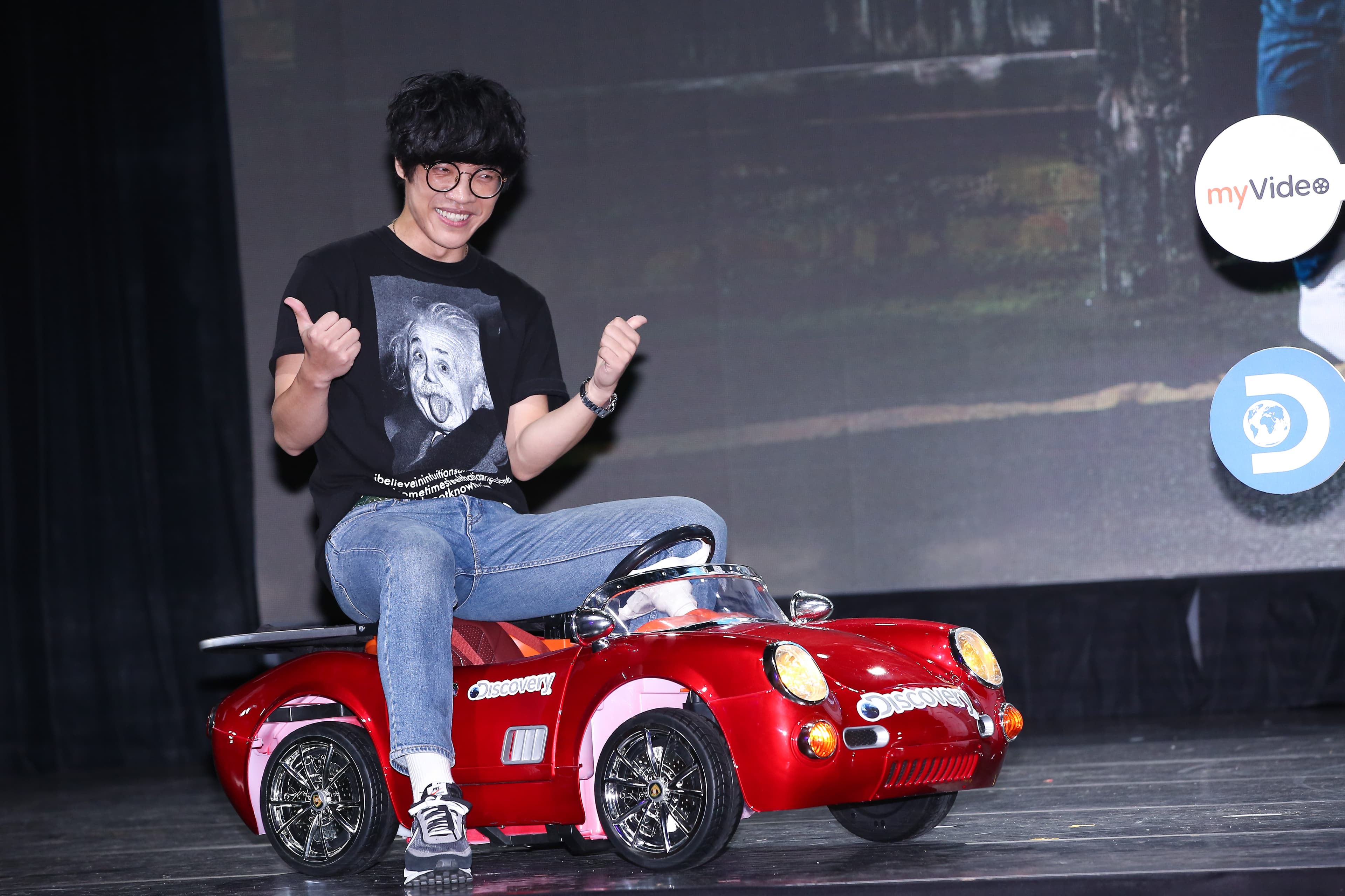 盧廣仲搭上Discovery探索頻道特製中古車，重現《翻新中古車》硬派改造現場。他表示小時候曾看過爸爸修車的樣子，帥氣十足。