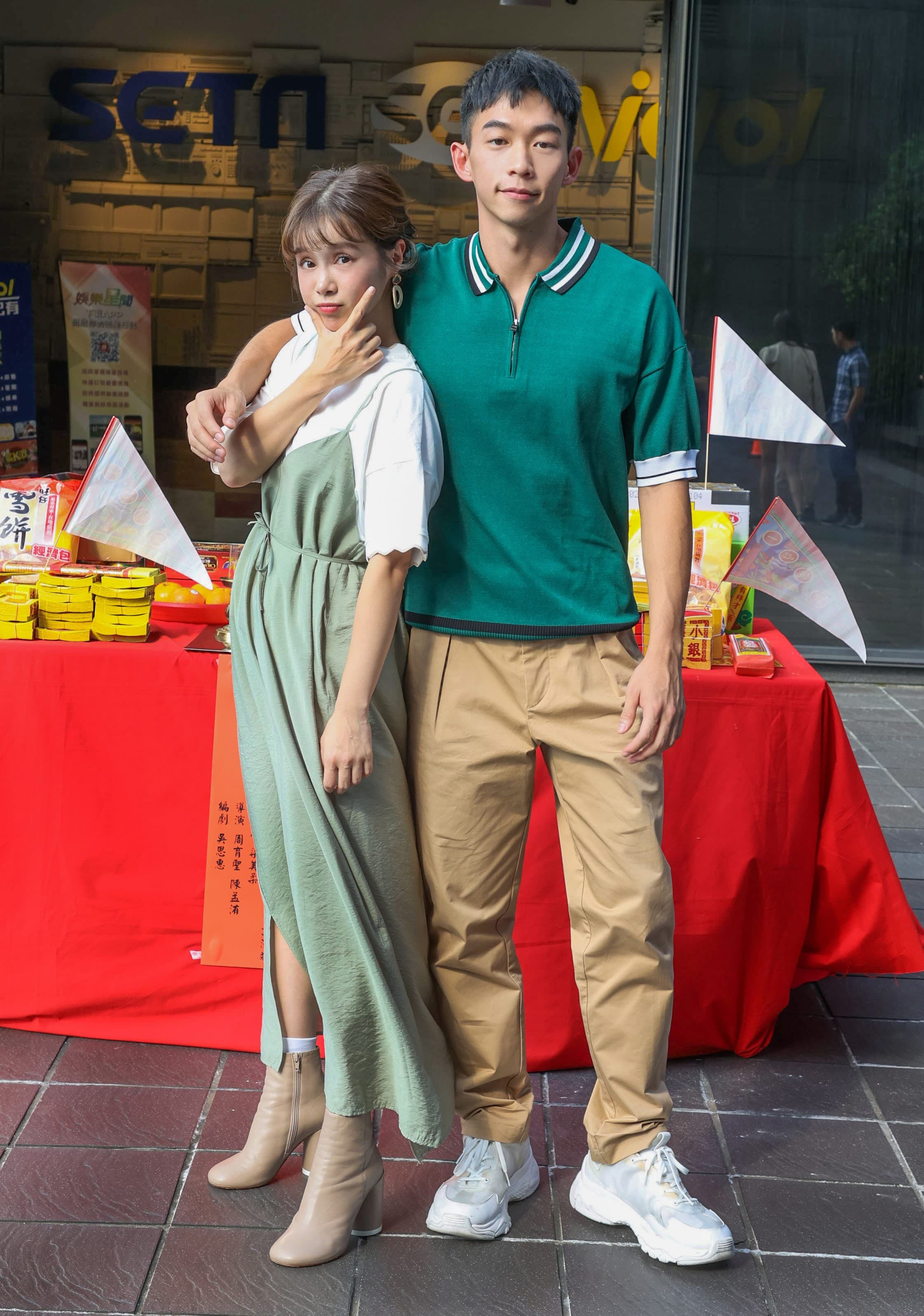 李佳穎（左）、王可元（右）在《愛不愛栗絲》中飾演一對歡喜冤家。（圖／三立提供）