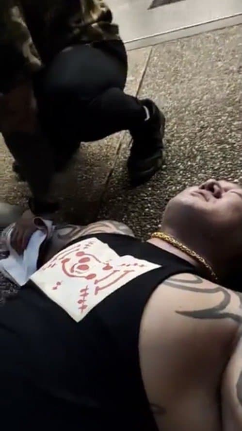 陳之漢就算被開槍，仍不忘要助理直播。（翻攝自飆捍粉絲頁）