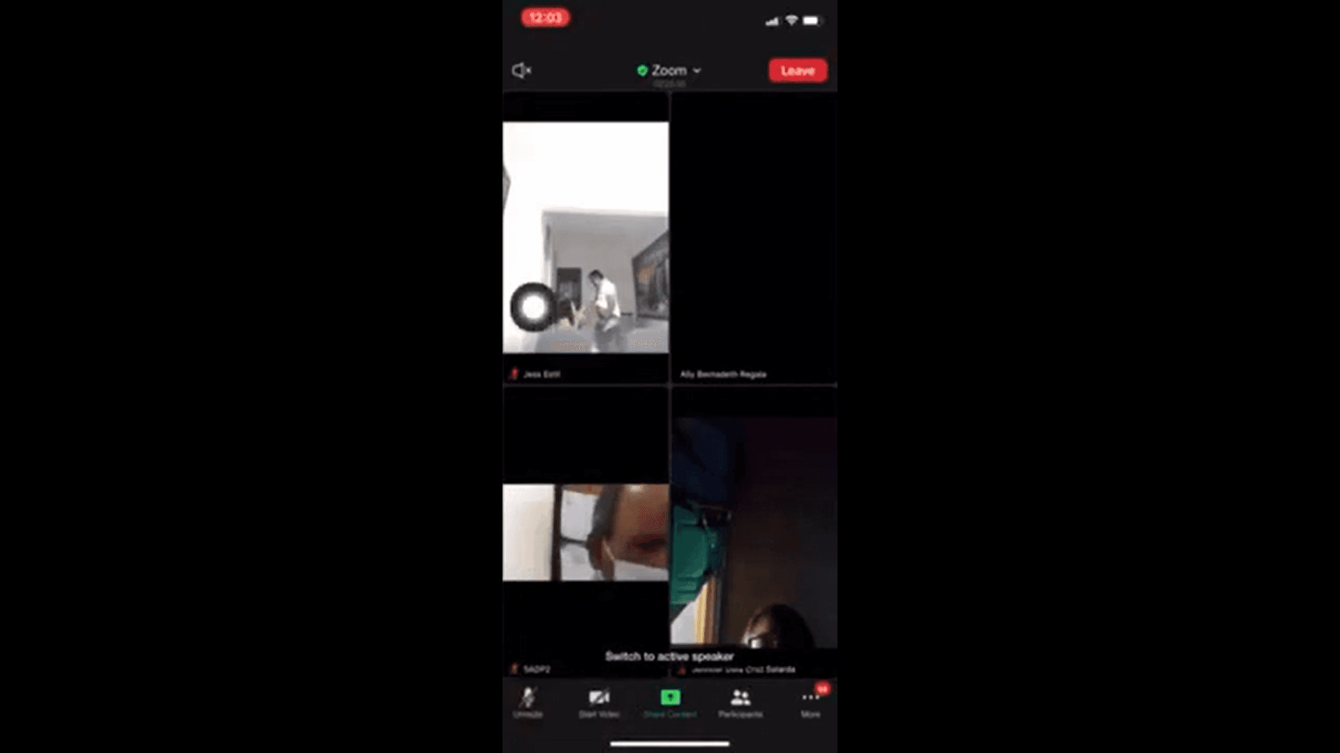 左下角男性疑似發現有異，頻頻皺眉、在艾斯塔爾裸下體靠近鏡頭時別過頭，網友猜測影片和截圖都是他流出的。（翻攝Alaz TV Pilipinas YouTube頻道）