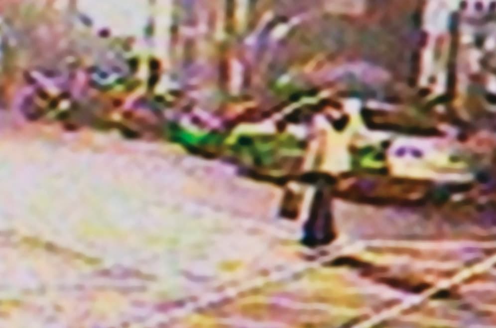 行凶後，徐方偉換上死者的衣服離開音樂教室，企圖混淆警方。（翻攝畫面）