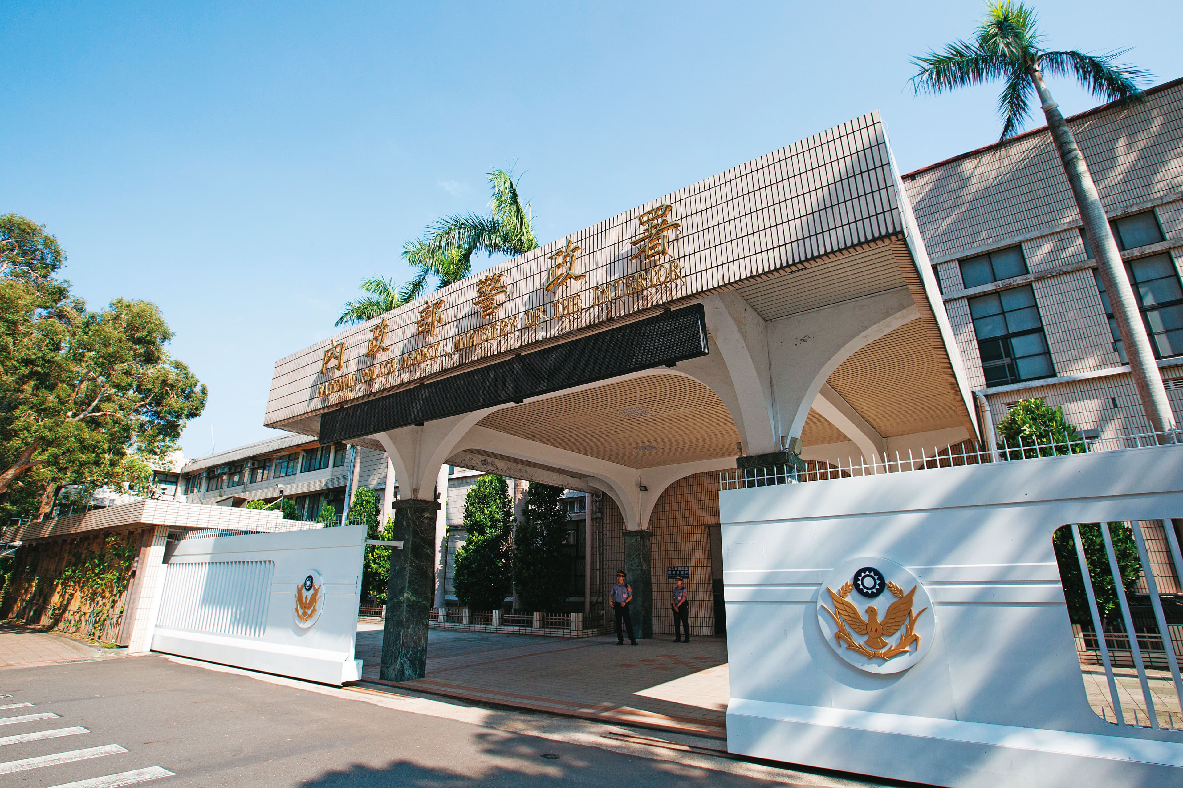 警政署近8千萬元的電擊槍採購案，爆發綁標爭議。