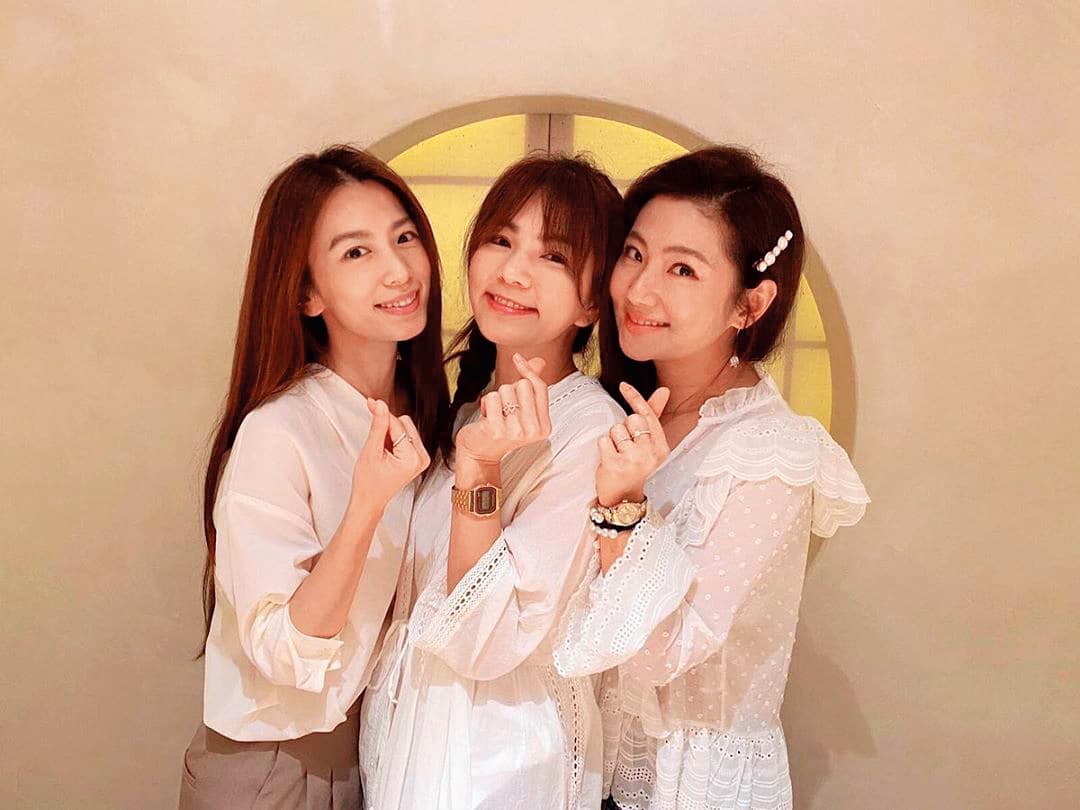 S.H.E三人感情緊密，當Selina（右）面臨倒嗓低潮，Hebe（左）與Ella（中）都在旁打氣。（翻攝自Selina IG）