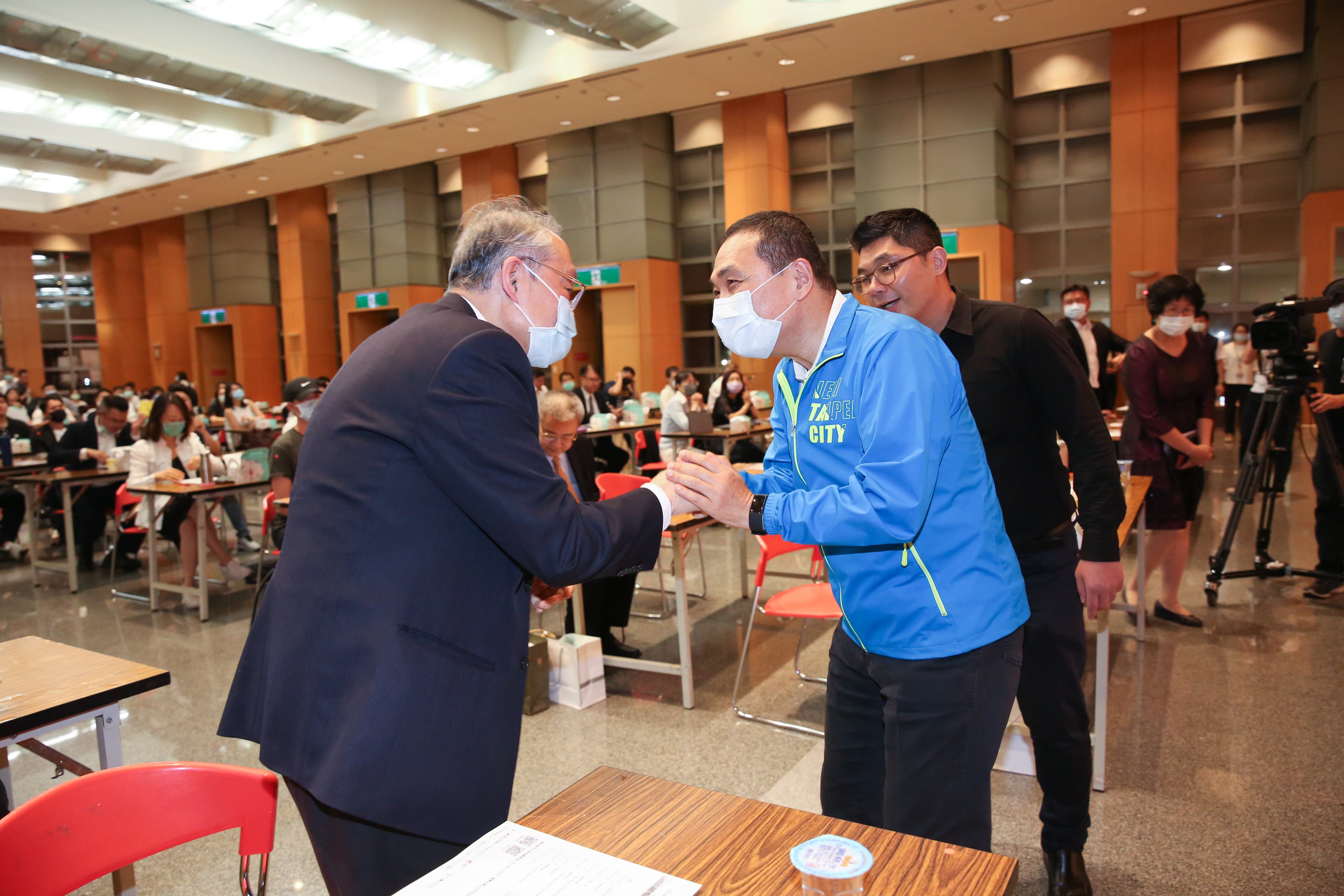 新北市長侯友宜（右）前往台灣玉山科技招商。