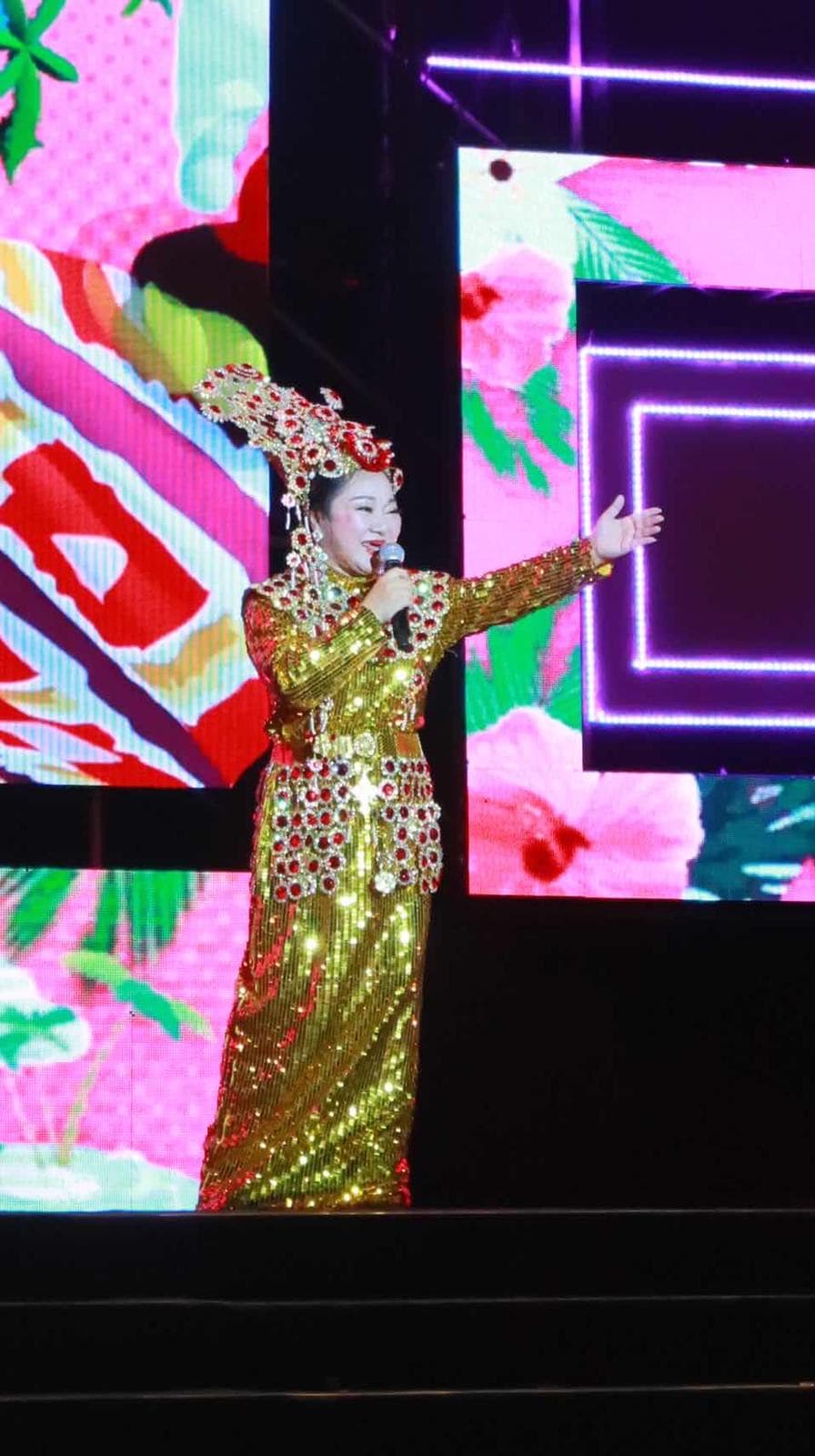 白冰冰將自己當成小林幸子，穿金色華麗服飾表演。（陳孝志提供）