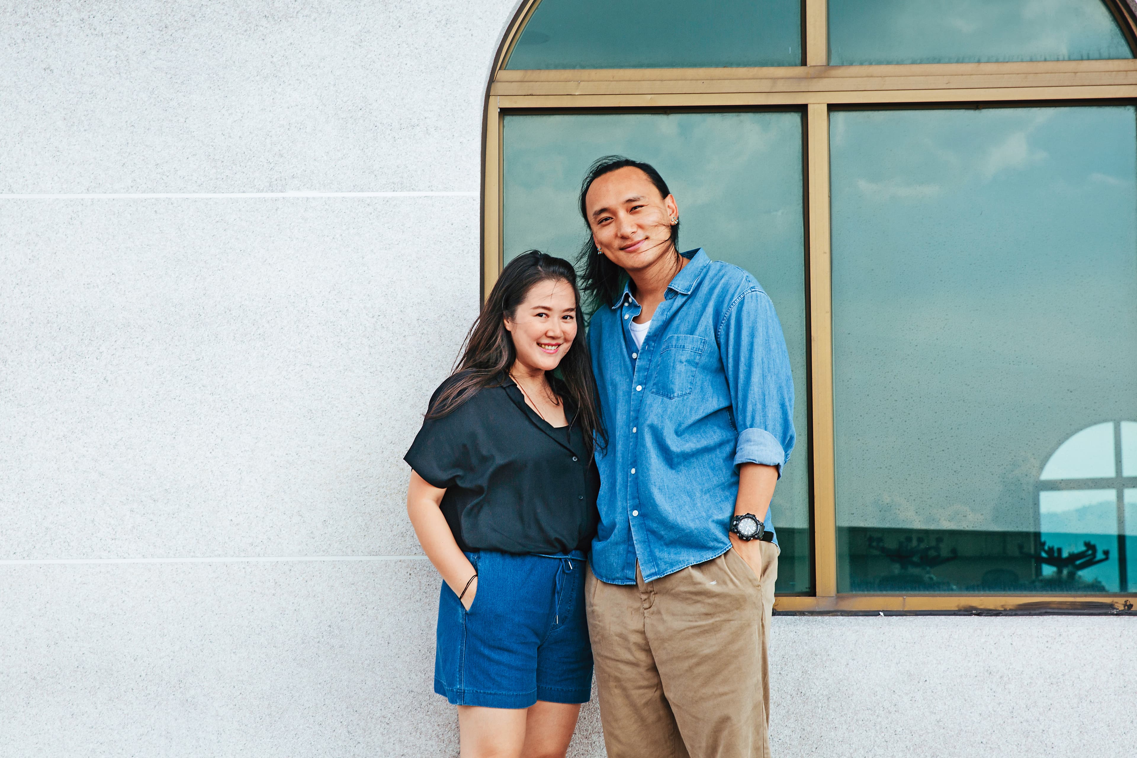 不丹導演巴沃邱寧多傑（右）是台灣女婿，妻子賴梵耘（左）夫唱婦隨，合力推出首部作品便受到國際肯定。
