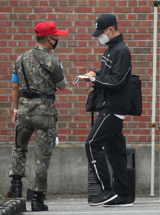 朴寶劍獨自進入鎮海海軍基礎軍事教育團報到。（翻攝自news1）