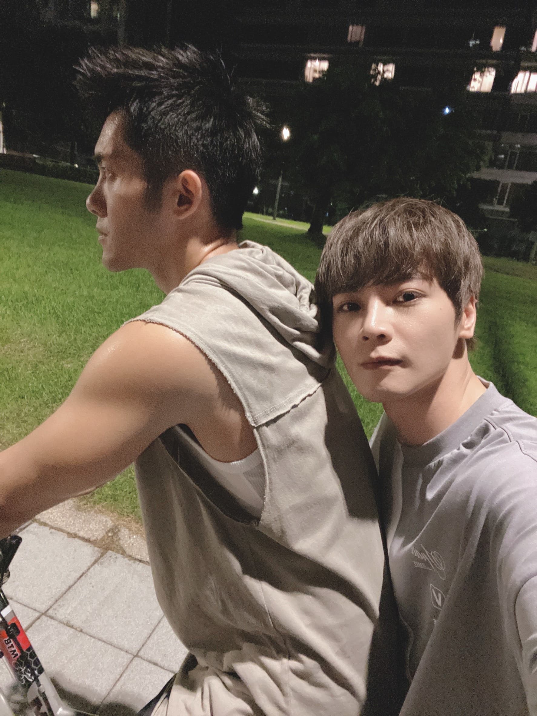 古曜威和Adam林冠宇甜蜜骑脚踏車夜遊。（單純夢想文創提供）