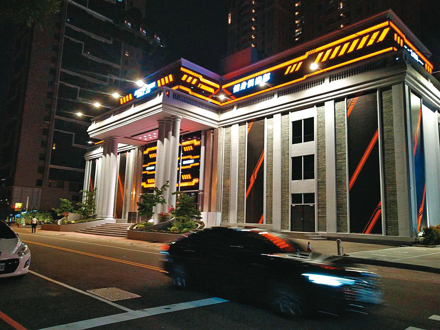 館長在台中開設的健身房旗艦店，斥資近2億元。