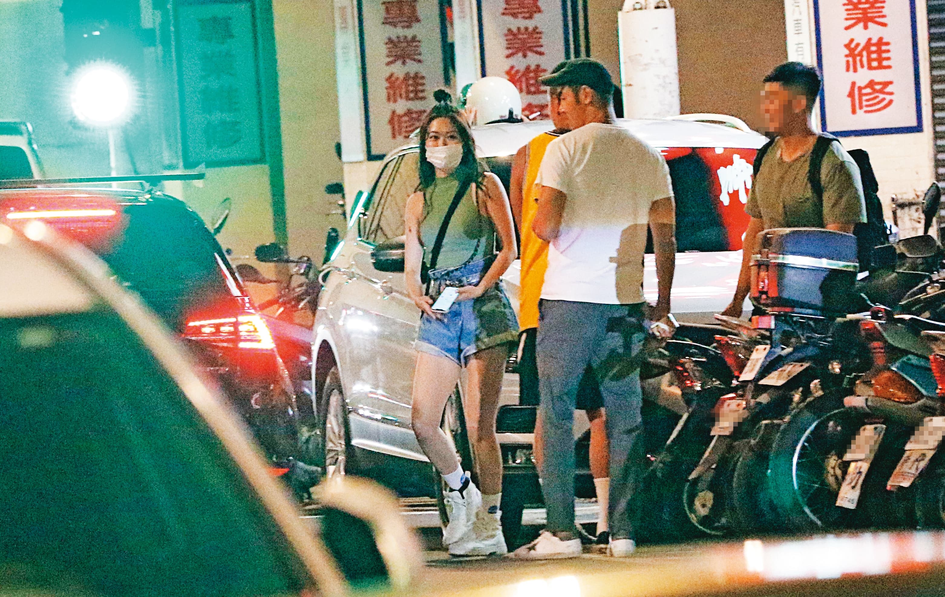 21：56 張景嵐叫了Uber，阮經天則和友人們在門口聊天。