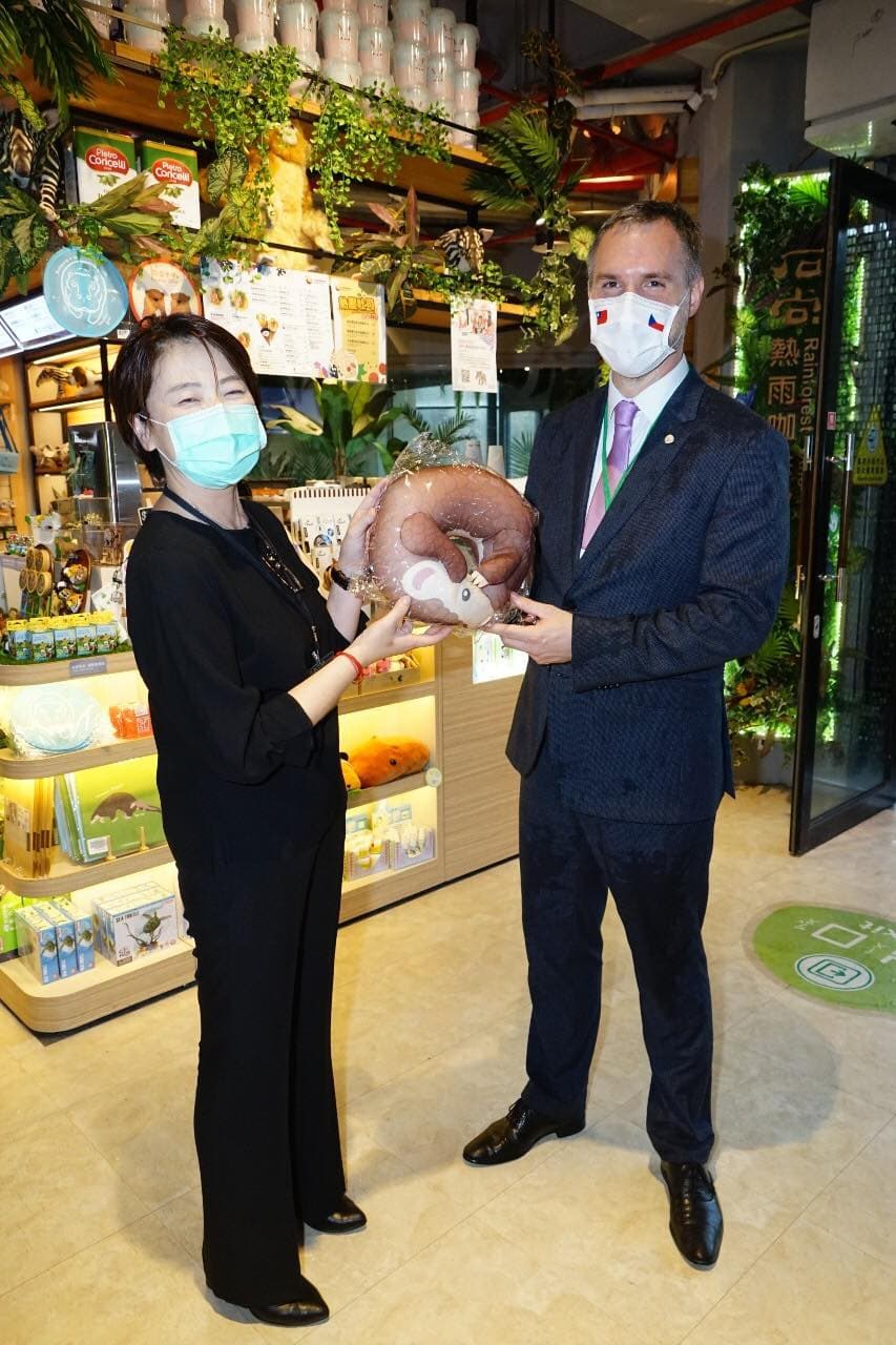 賀吉普昨馬不停蹄赴台北市立動物園參觀，與副市長黃珊珊合影。（翻攝自柯文哲臉書）