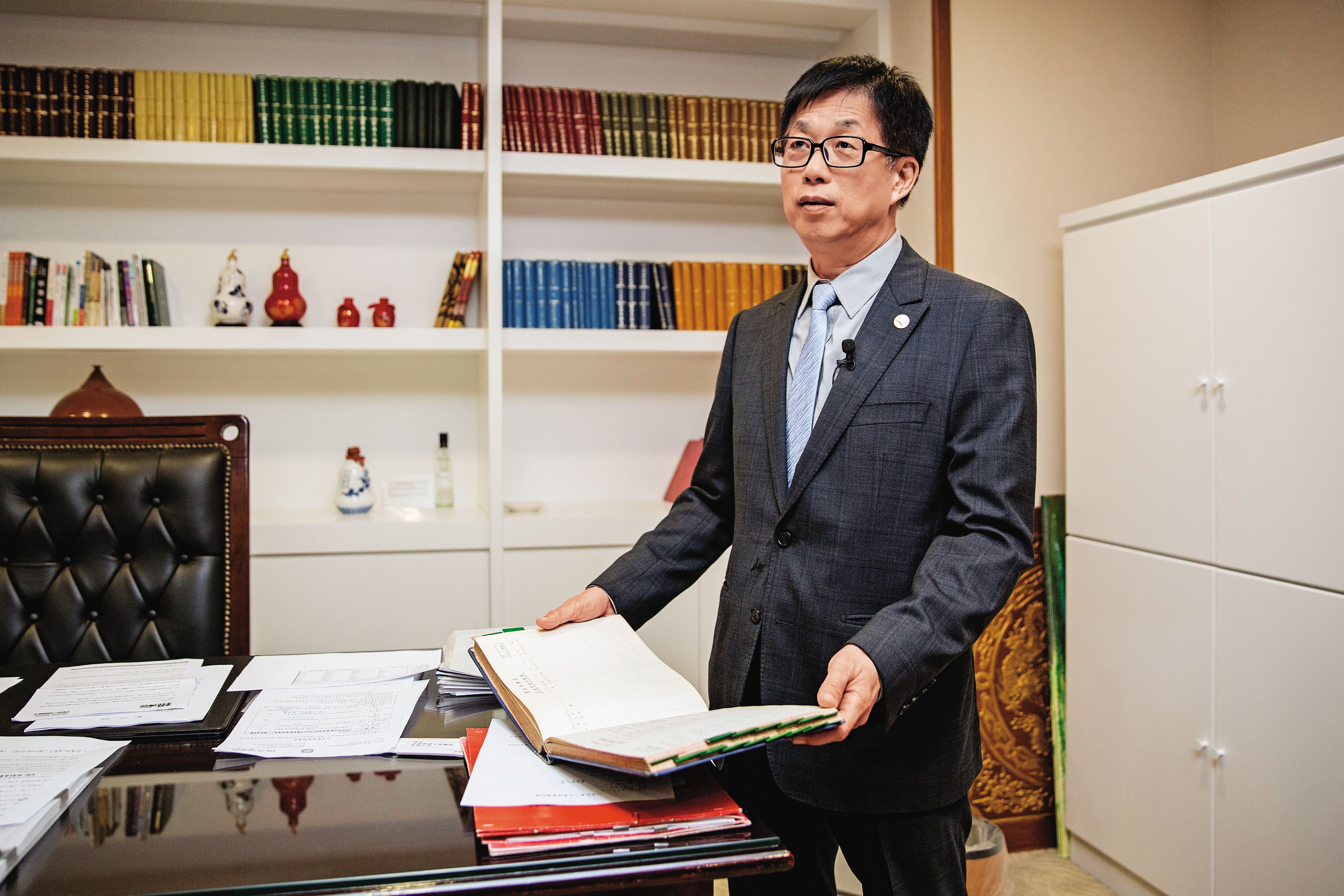 大倉庫裡成堆的精裝書，竟是圓山大飯店的歷史帳冊，如今這些帳冊已被林育生移置到他辦公室的書櫃上。