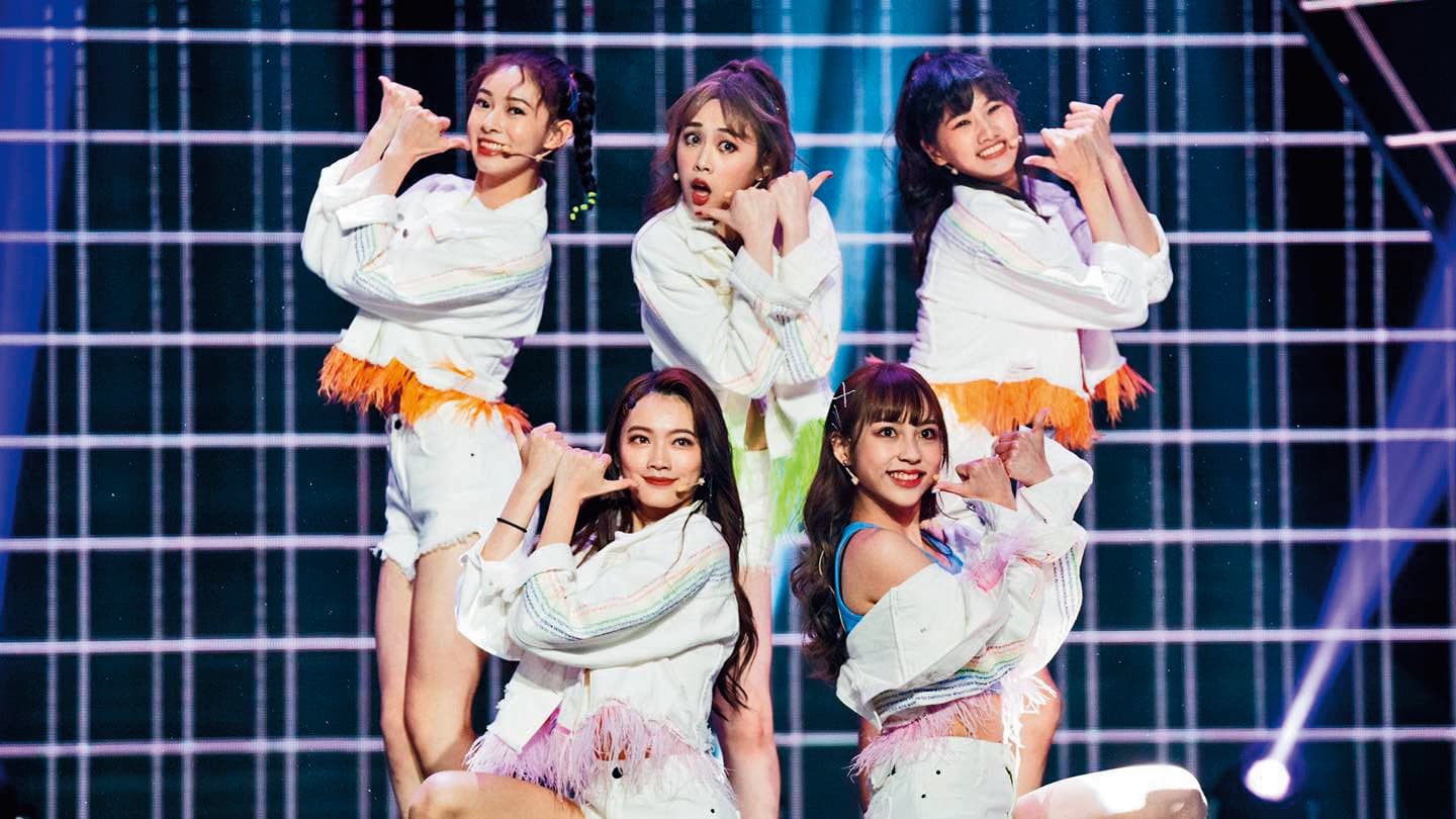 「雪鑽石」演唱〈馬可波羅〉，大跳超吸睛的手勢舞，團員表情特別豐富。