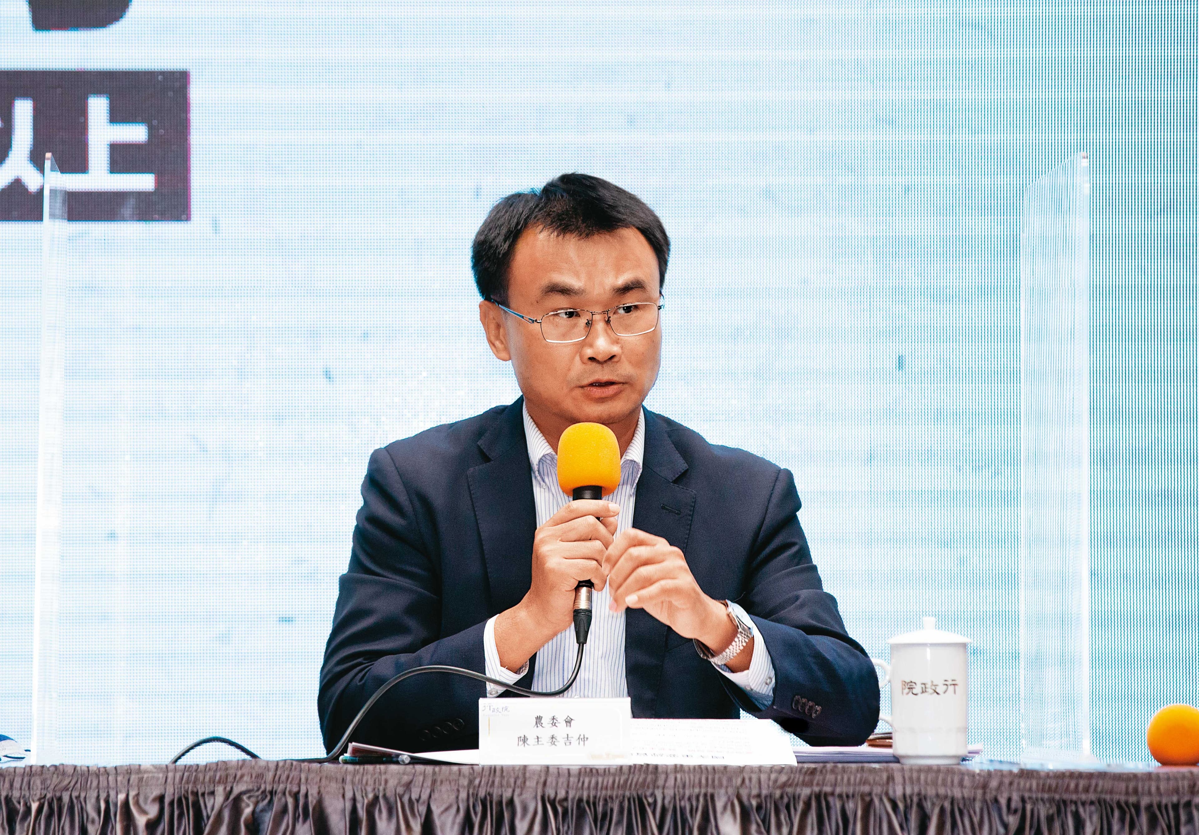農委會主委陳吉仲經歷非洲豬瘟防疫、口蹄疫拔針，與豬農等團體建立互信。