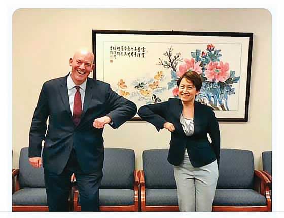 駐美代表蕭美琴上任後積極拜會美方官員，圖為蕭拜會美國國務院政軍助理國務卿庫柏時合照。