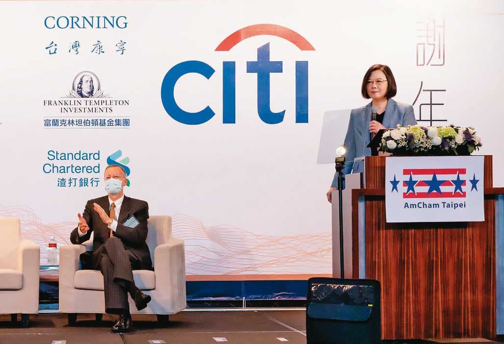 宣布開放美豬牛的前3天，總統蔡英文出席台北市美國商會謝年飯活動，釋出台美繼續合作、提升共同利益的訊息。（總統府提供）