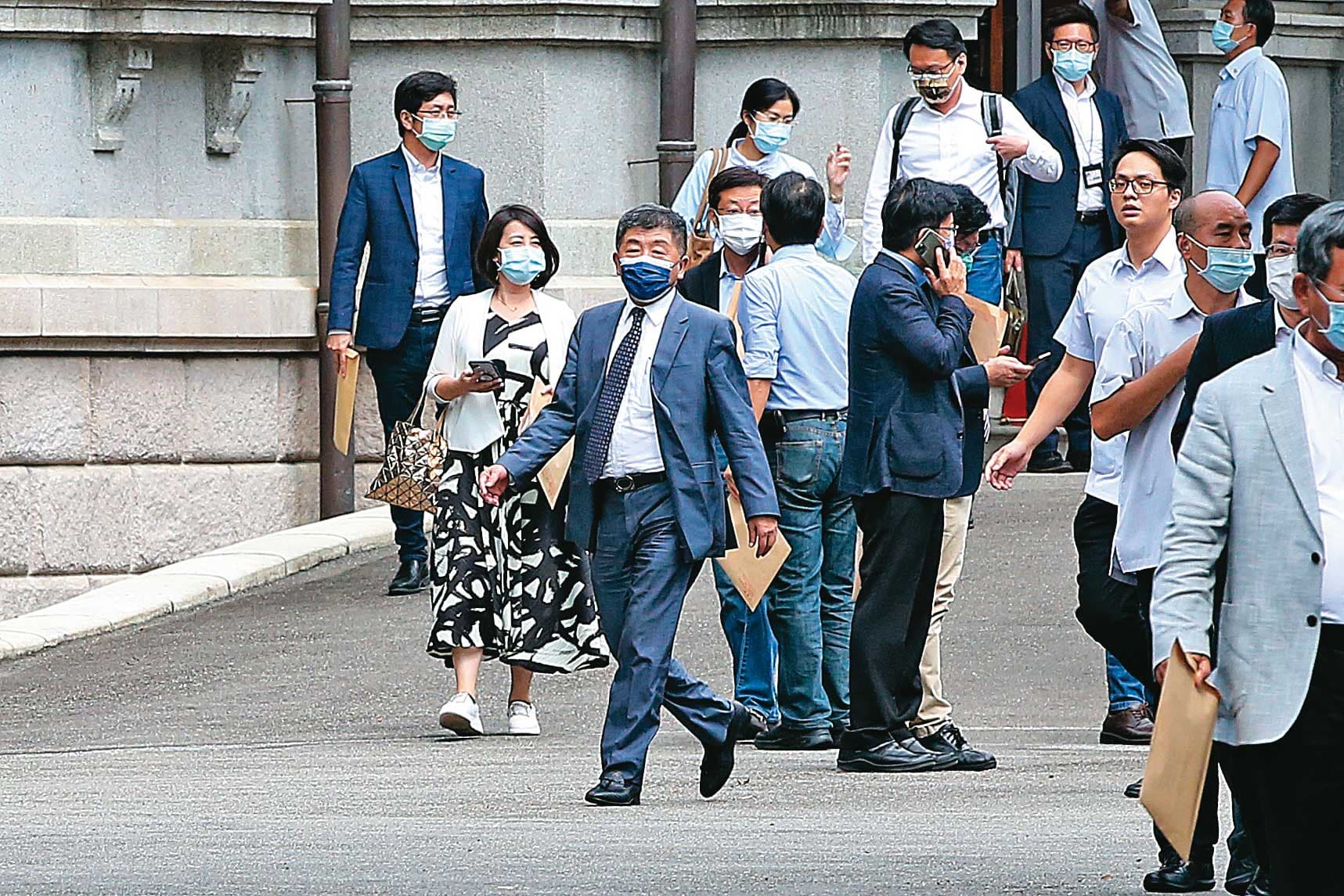 衛福部長陳時中在防疫期間獲得超高聲望，成為官方與民間溝通開放美豬牛政策的要角。