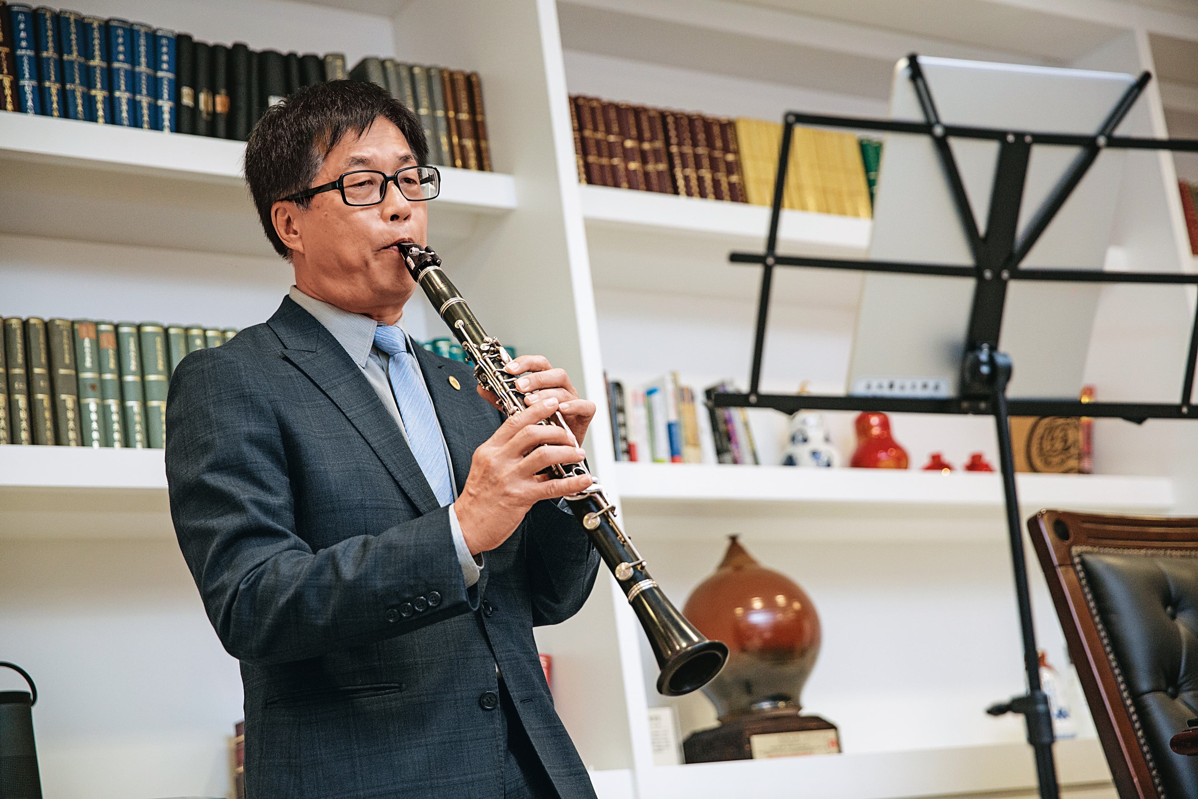 林育生是公認的工作狂，下班後還會在辦公室吹奏樂器紓壓。