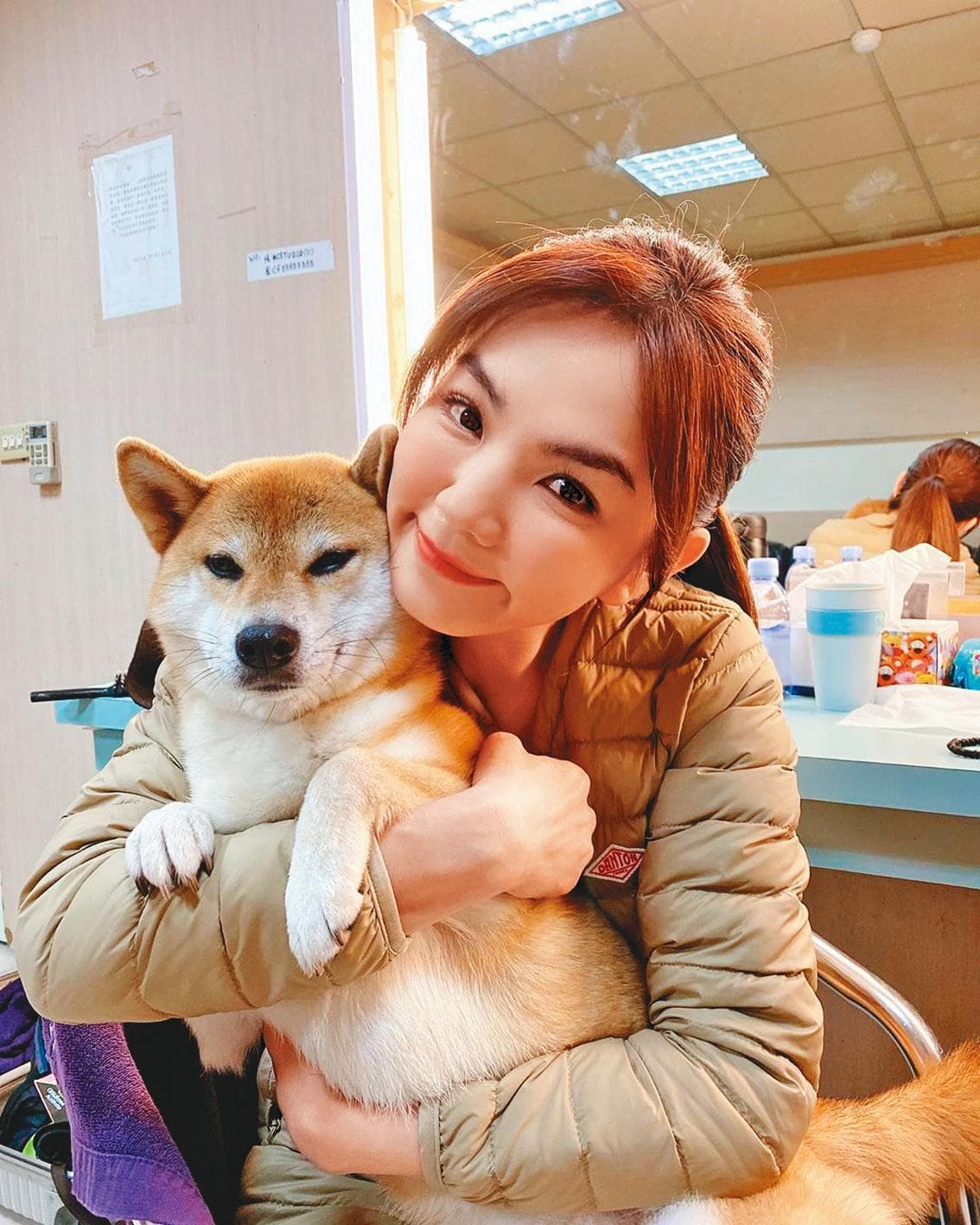 Ella因為愛犬布丁在家隨處大小便，與老公找上「熊爸」訓練，改善壞習慣。（翻攝自陳嘉樺Ella臉書）