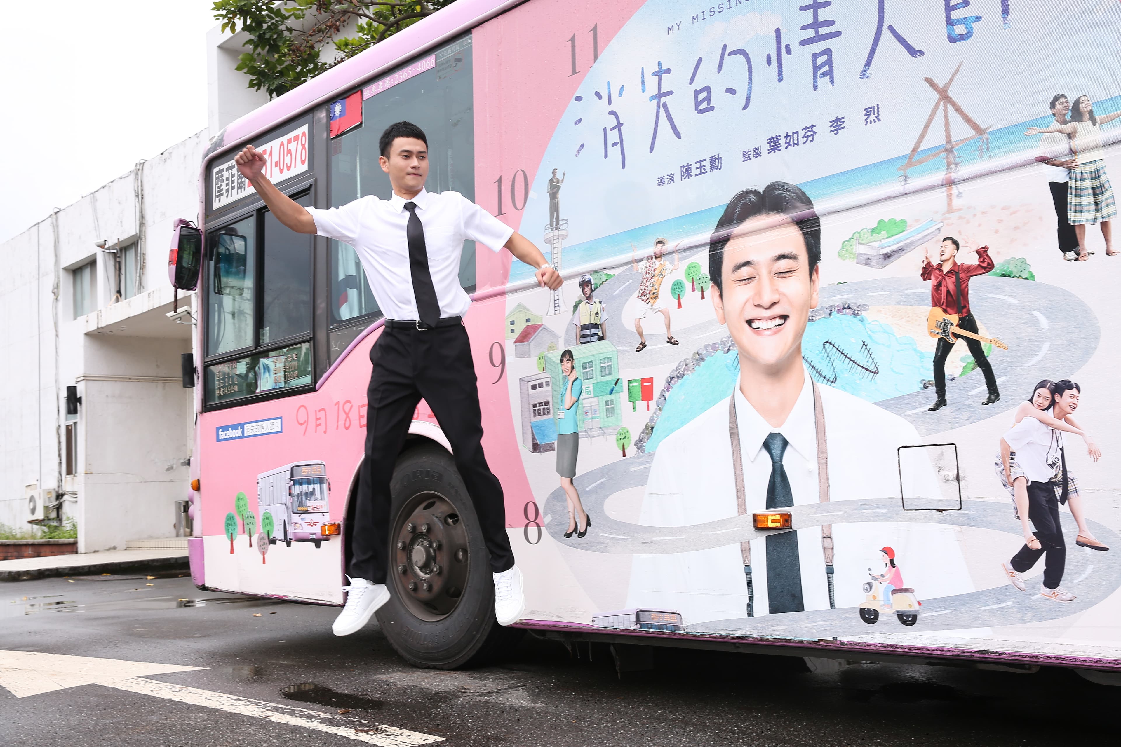 劉冠廷新片扮演公車司機，電影上映前先試載媒體體驗他的開車技術。