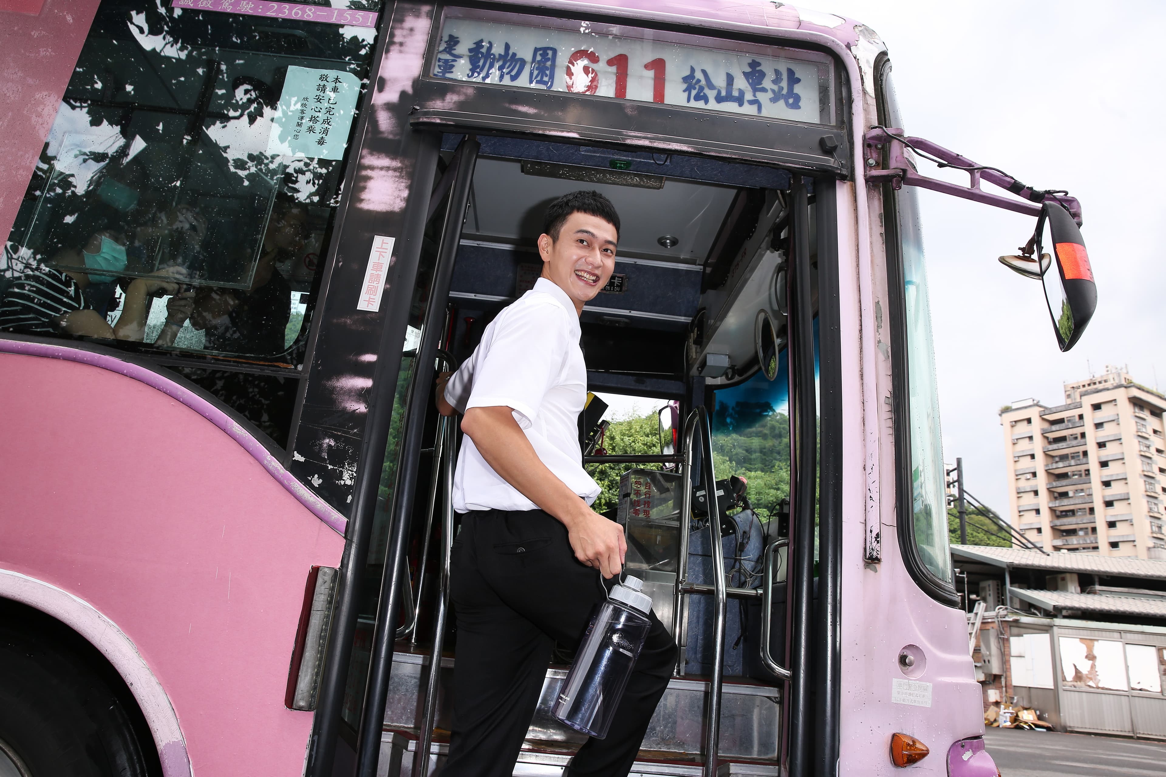開車前劉冠廷還拎了公車司機愛用的大水壺上車，連道具也準備得很充分。